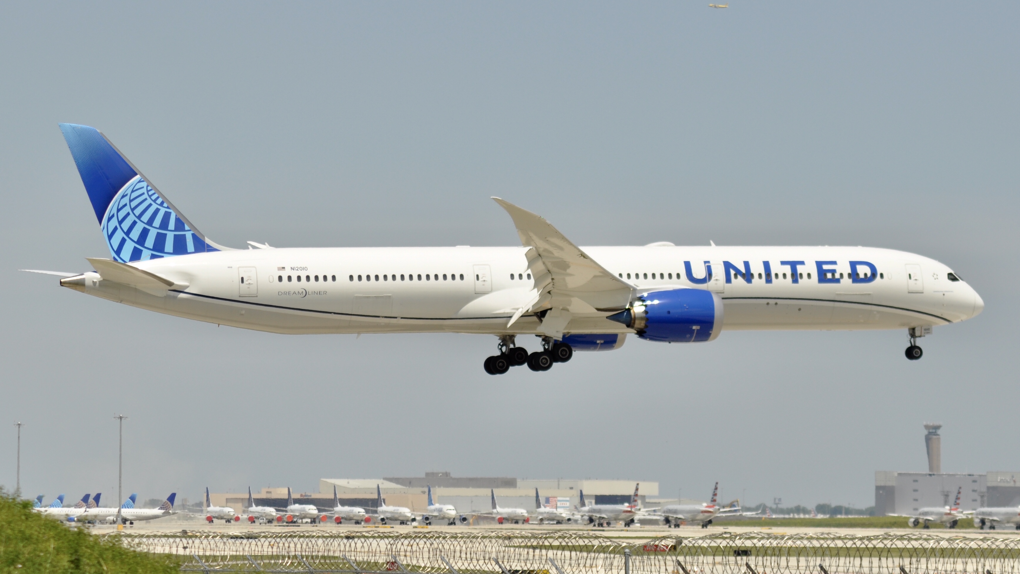 Full size: United Airlines Boeing 787-10 N12010 at Chicago O'Hare International Airport
