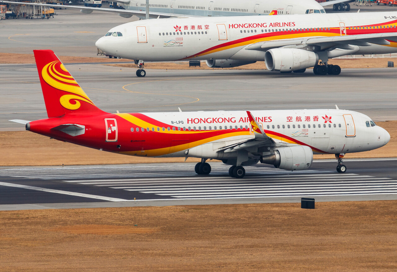 Full size: Hong Kong Airlines Airbus A320 B-LPQ at Hong Kong International Airport