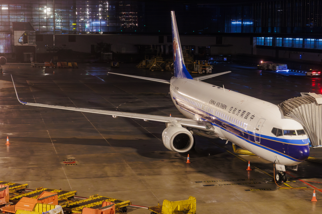Full size: China Southern Airlines Boeing 737-800 B-5718 at Guangzhou Baiyun International Airport