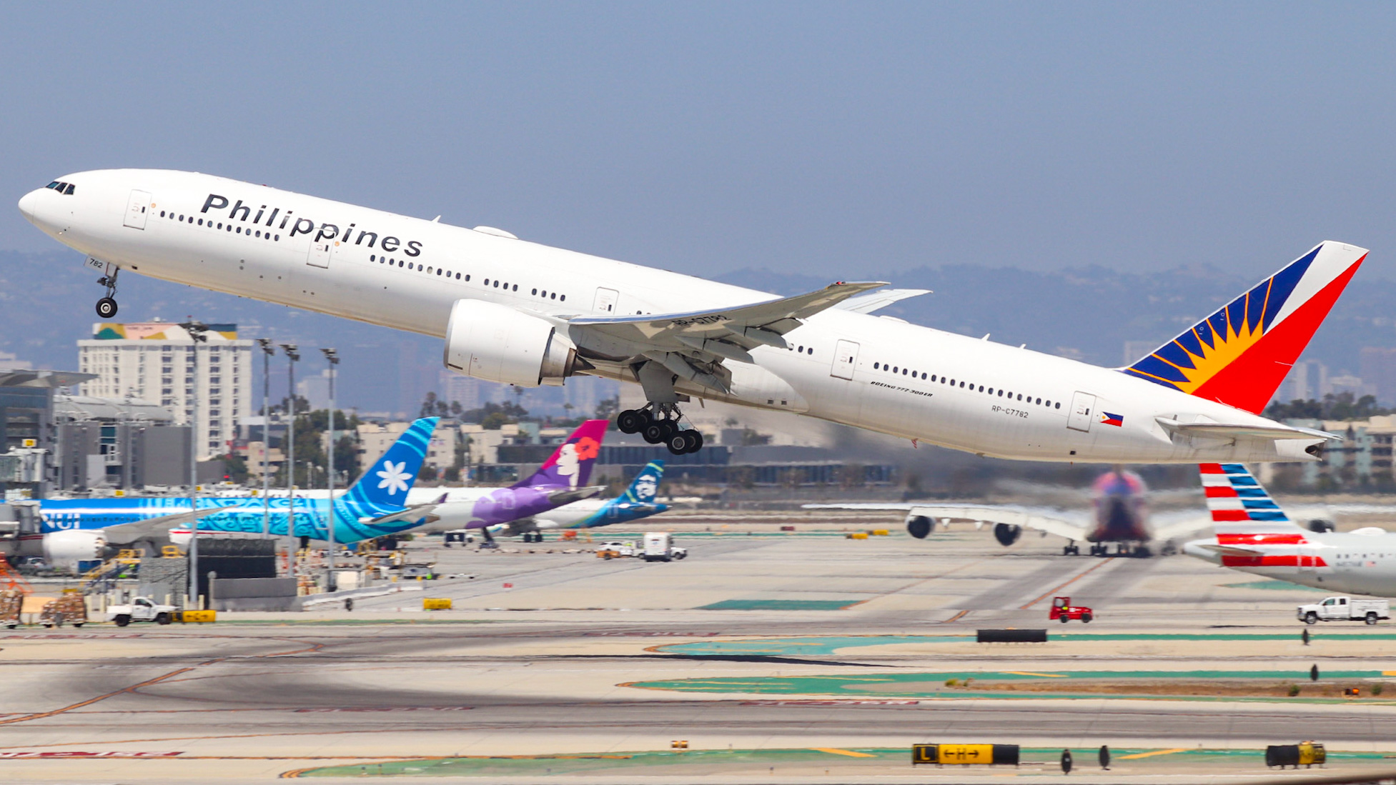 Full size: Philippine Airlines Boeing 777-300ER RP-C7782 at Los Angeles International Airport