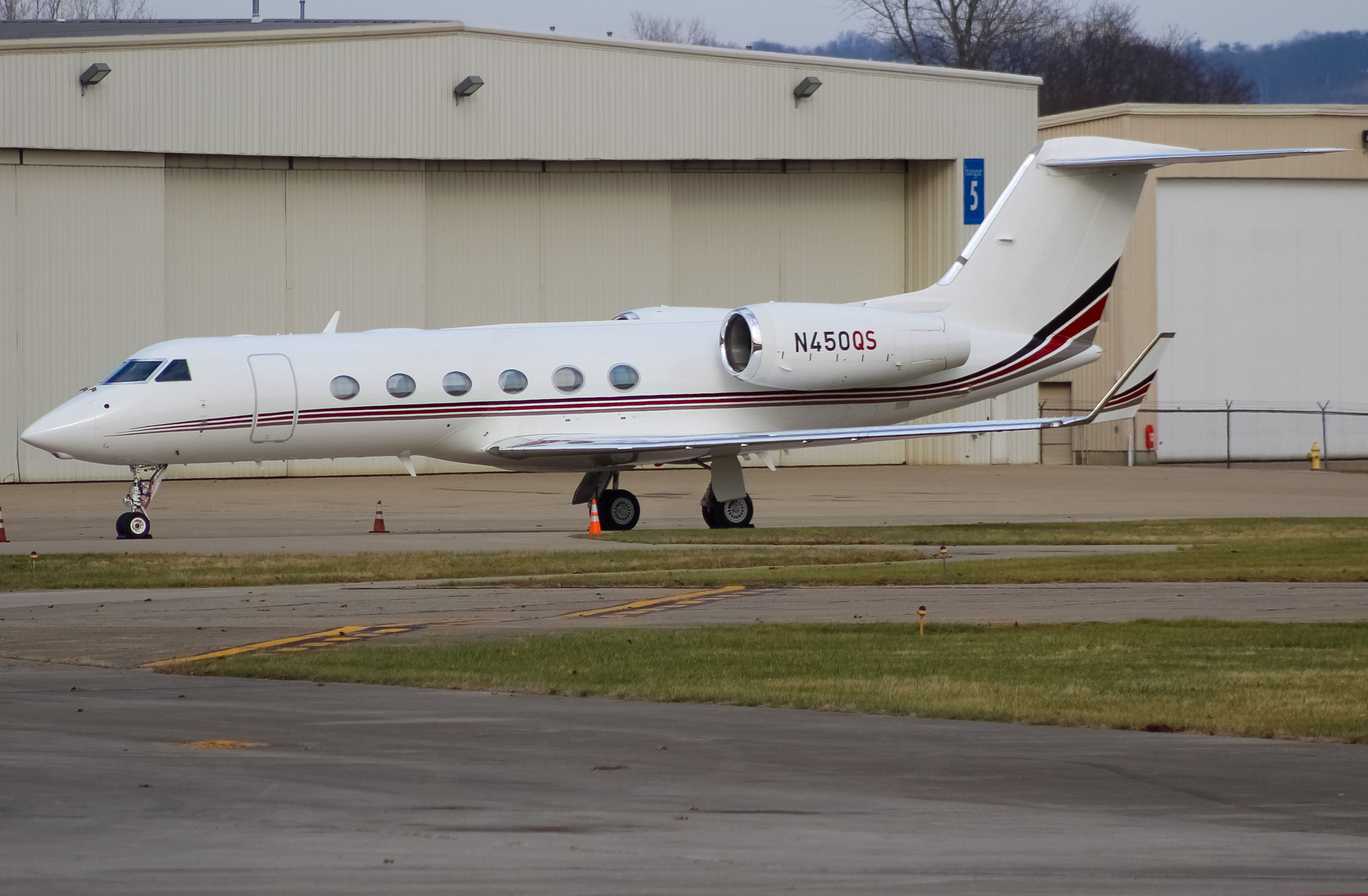 Full size: NetJets Gulfstream IV N450QS at Cincinnati Municipal Airport/Lunken Field