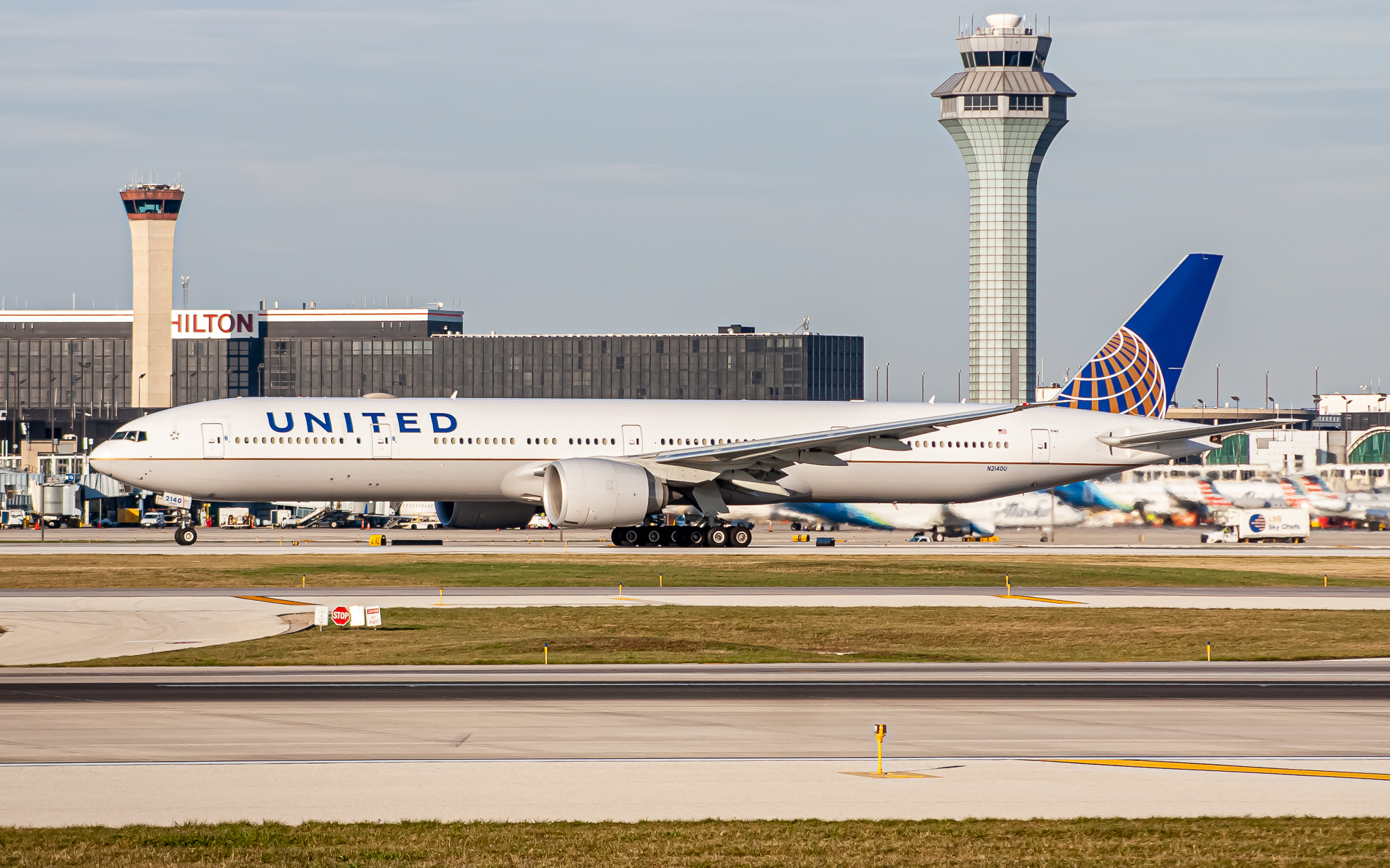 Full size: United Airlines Boeing 777-300ER N2140U at Chicago O'Hare International Airport