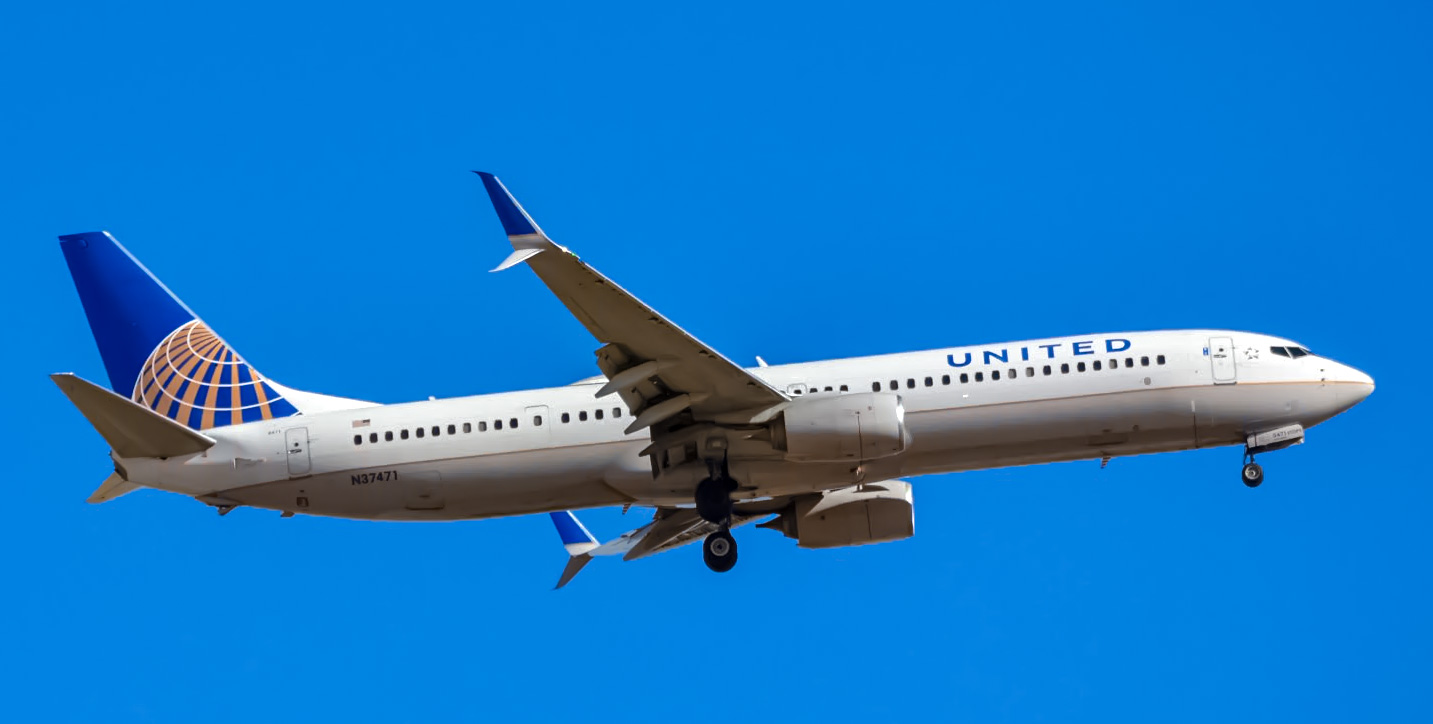 Full size: United Airlines  Boeing 737-900ER N37471 at Denver International Airport