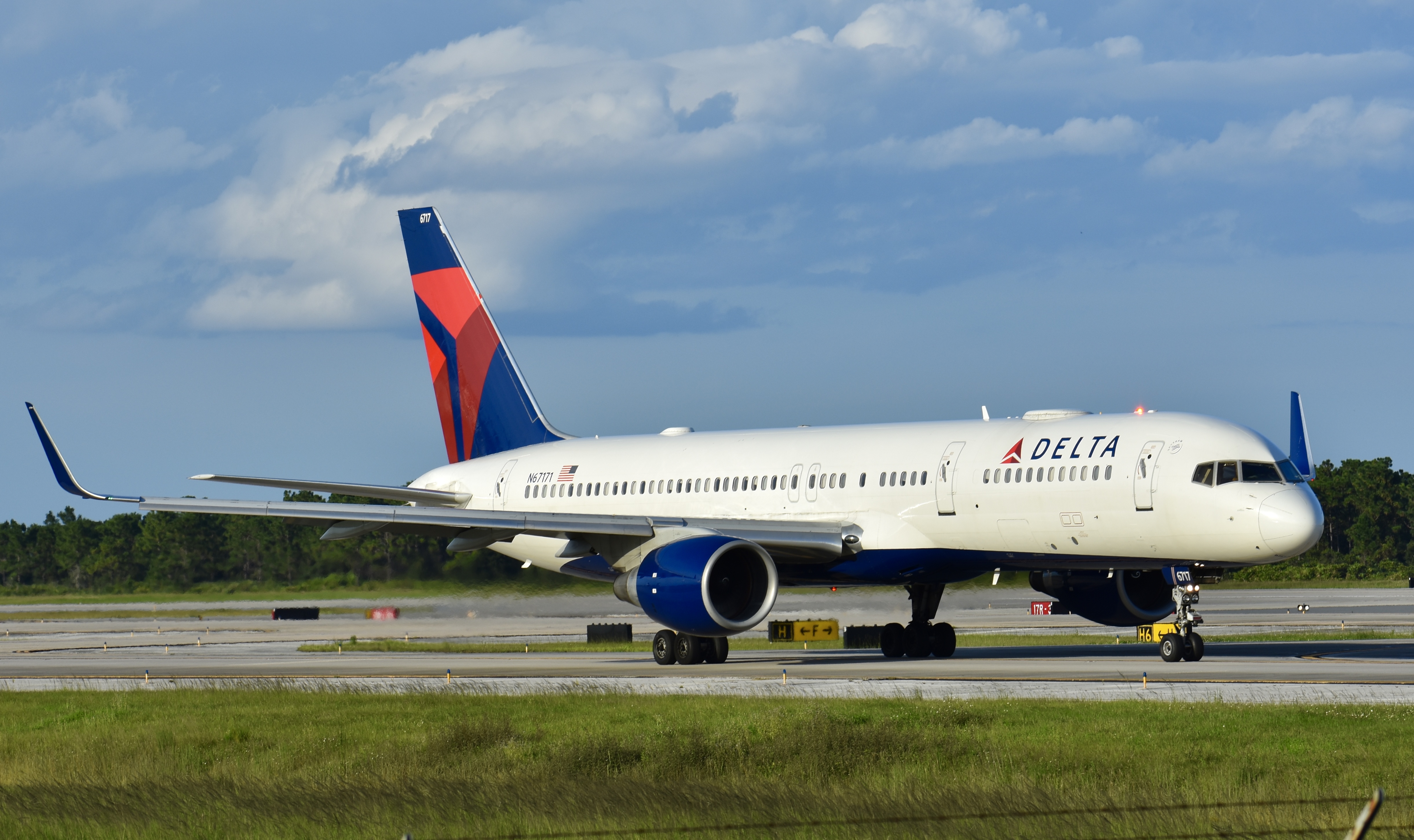 Full size: Delta Airlines Boeing 757-200 N67171 at Orlando International Airport