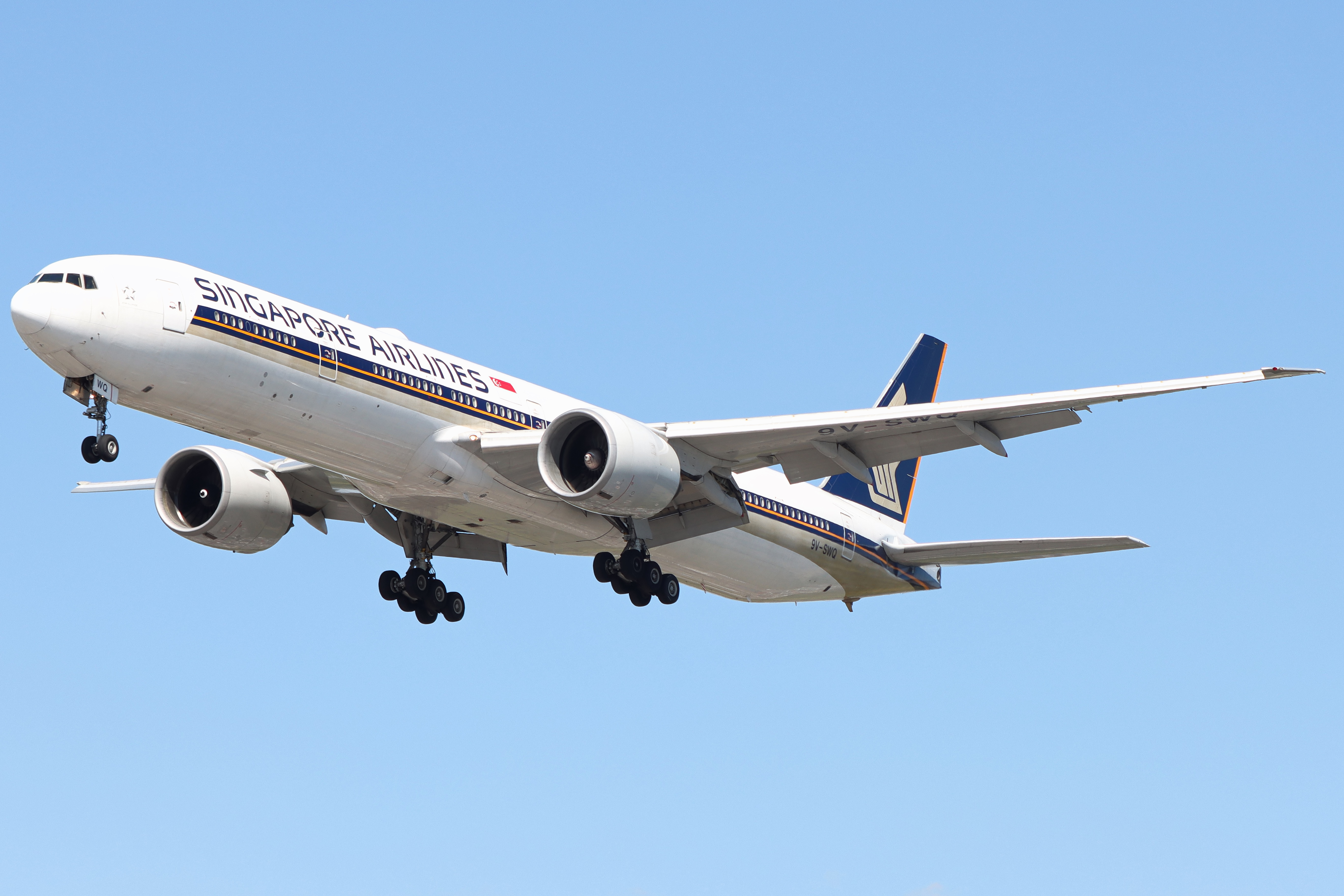 Full size: Singapore Airlines Boeing 777-300ER 9V-SWQ at London Heathrow International Airport