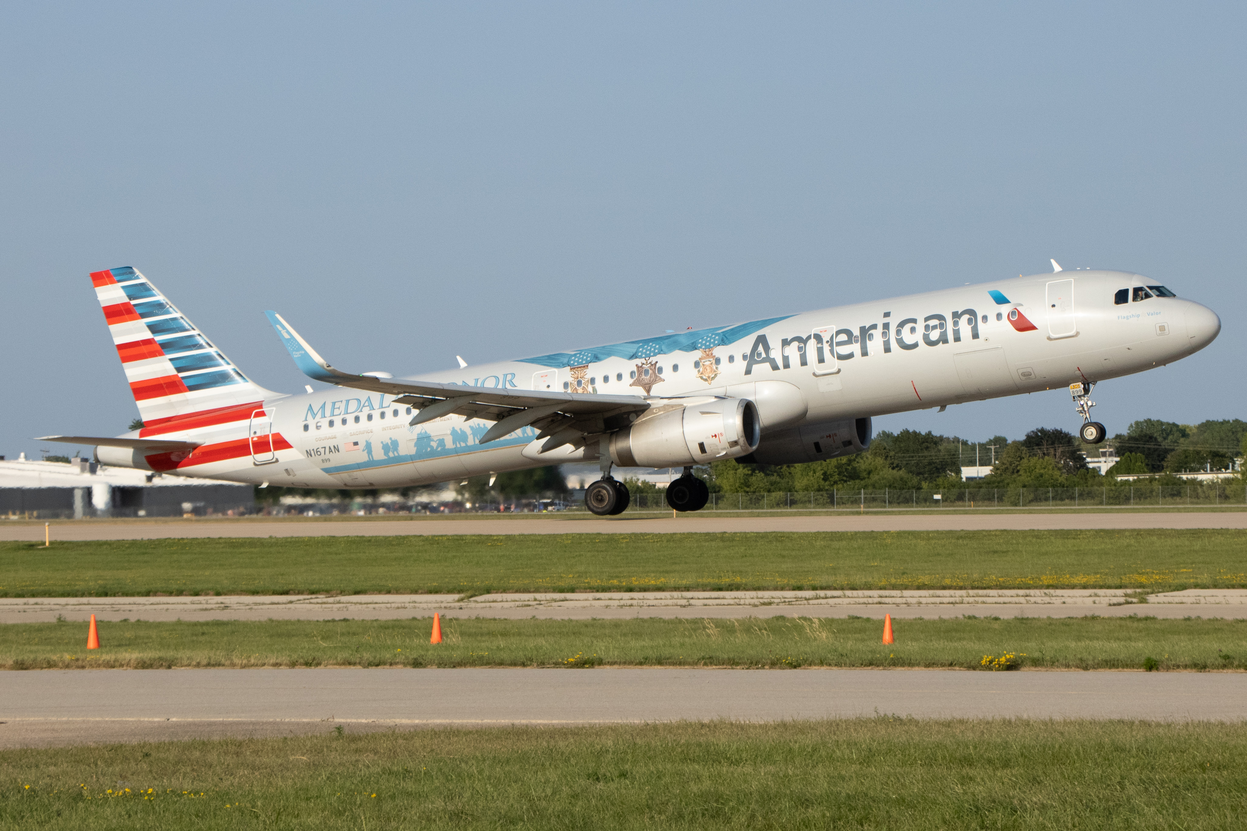 Full size: American Airlines Airbus A321-200 N167AN at Wittman Regional Airport
