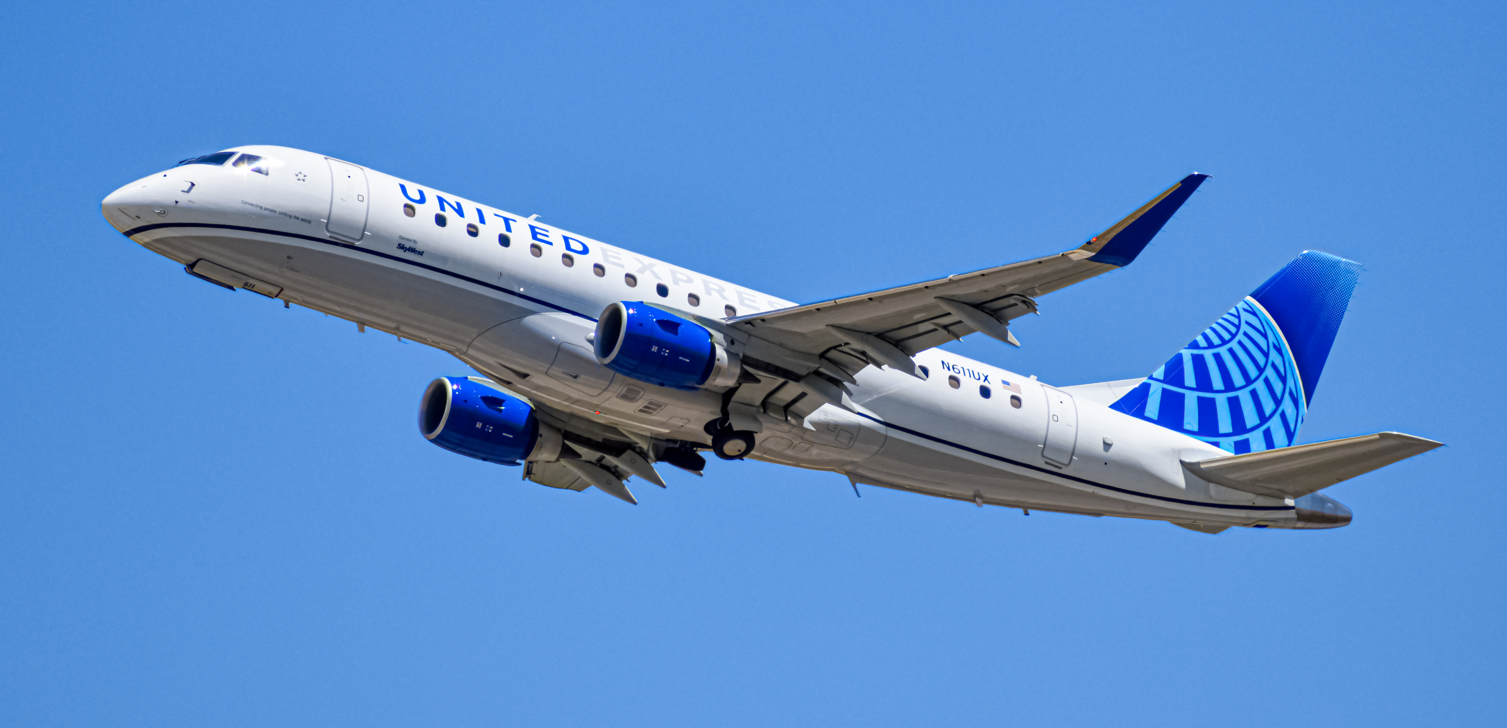 Full size: United Express Embraer E175 N611UX at Denver International Airport