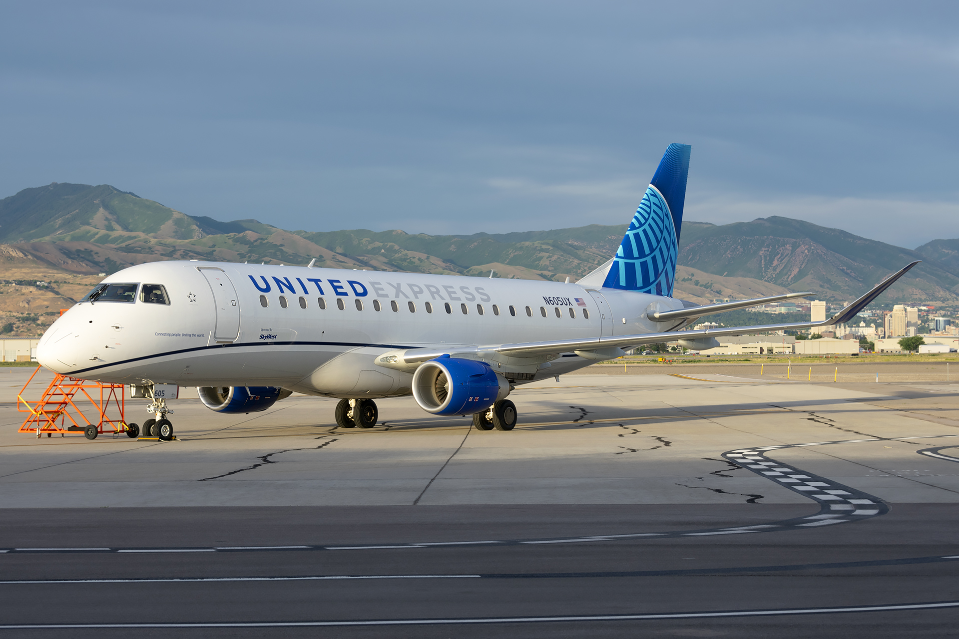 Full size: United Express Embraer E175 N605UX at Salt Lake City International Airport