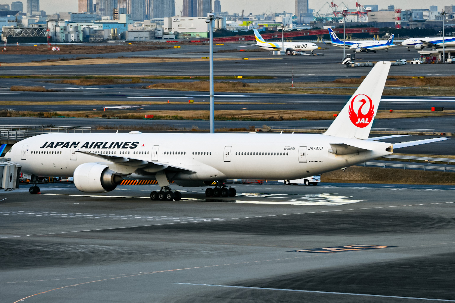 Full size: Japan Airlines Boeing 777-300ER JA737J at Tokyo-Haneda Airport