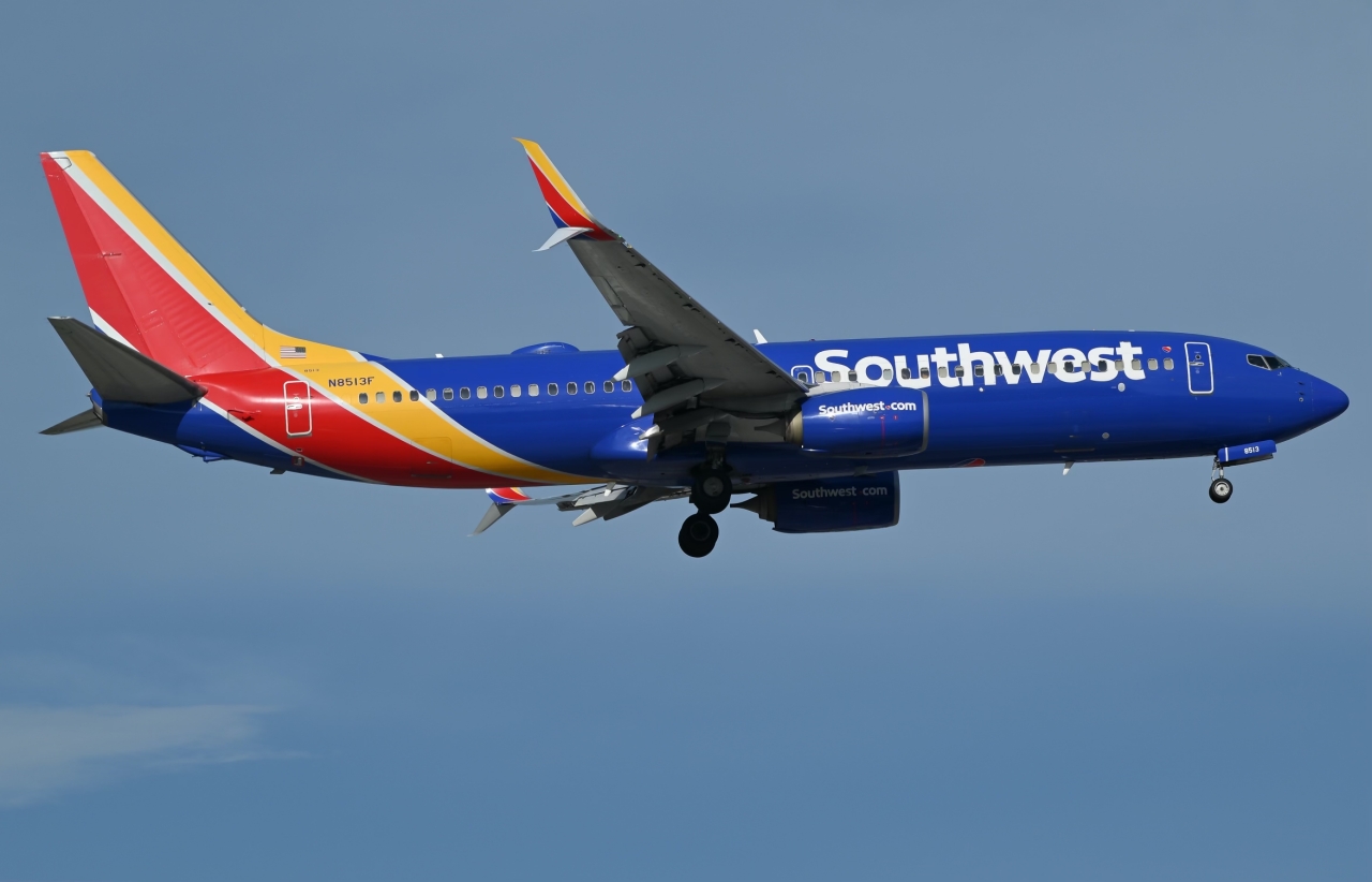 Full size: Southwest Airlines Boeing 737-800 N8513F at Orlando International Airport