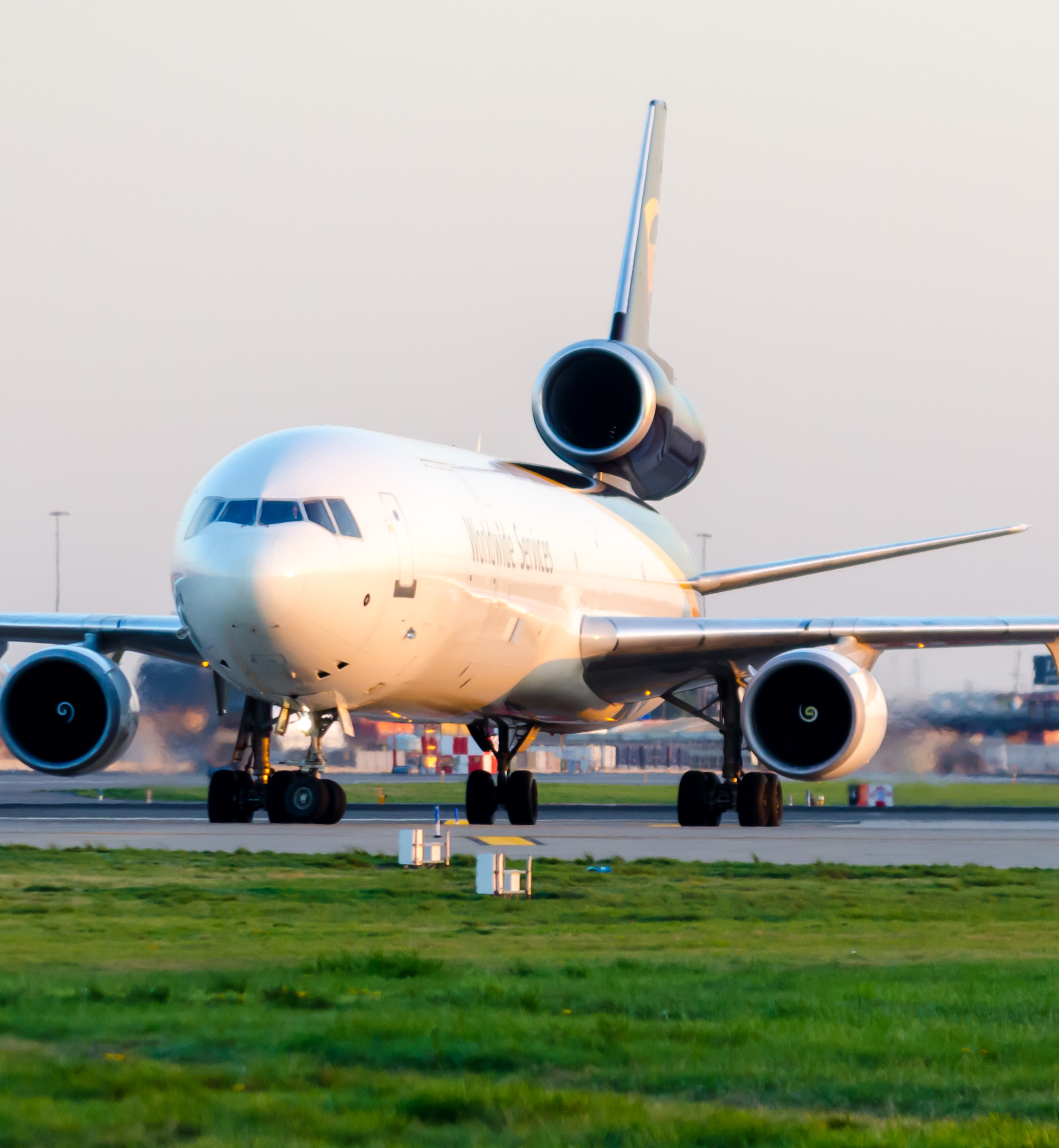 Full size: United Parcel Service McDonnell Douglas MD-11F N265UP at Newark Liberty International Airport