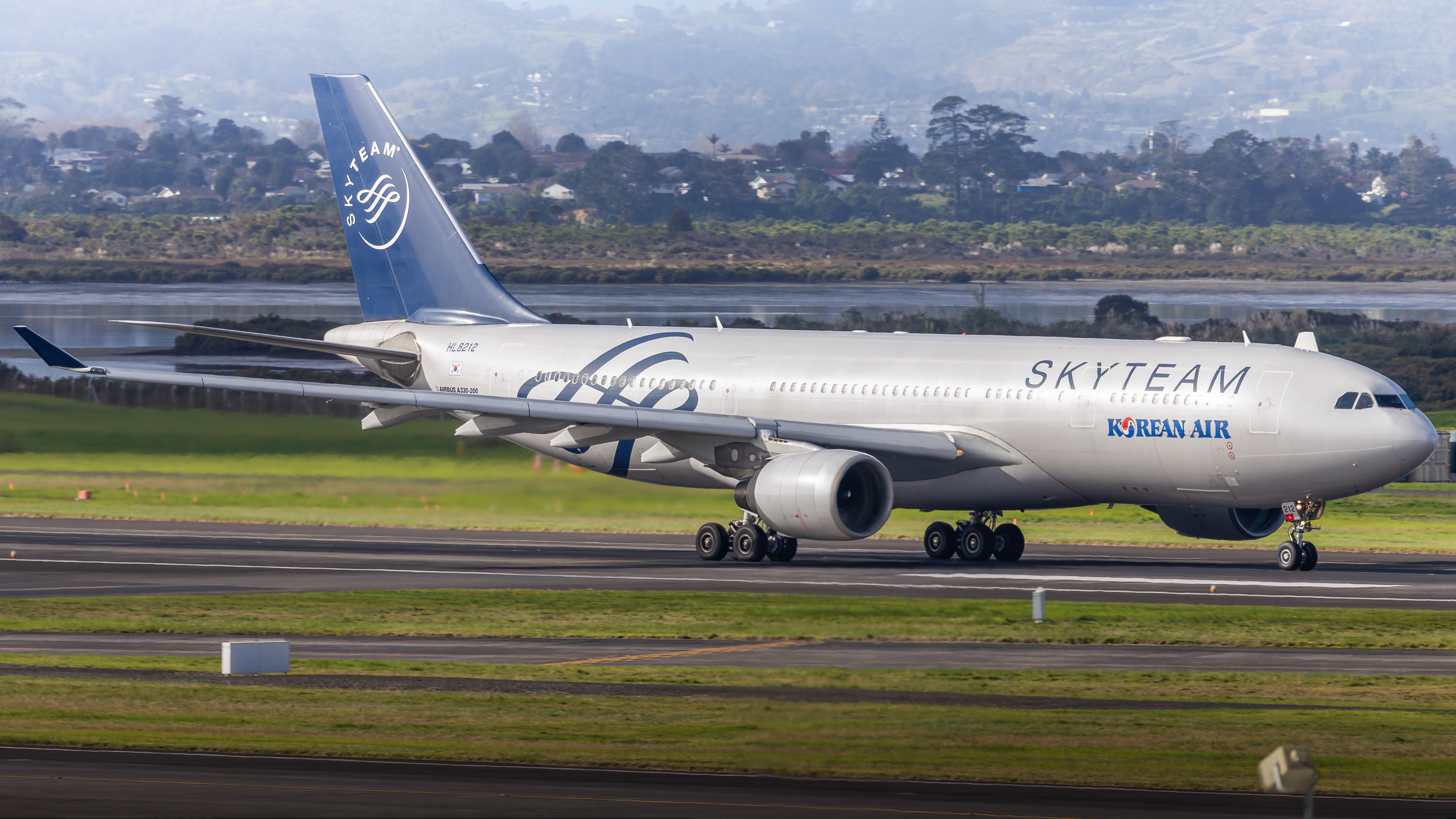 Full size: Korean Air Airbus A330-223 HL8212 at Auckland International Airport