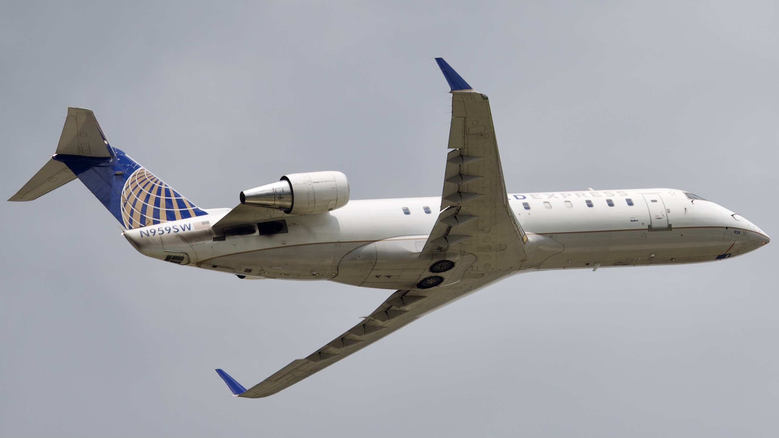 Full size: United Express Mitsubishi CRJ-200 N959SW at Houston-George Bush Intercontinental Airport