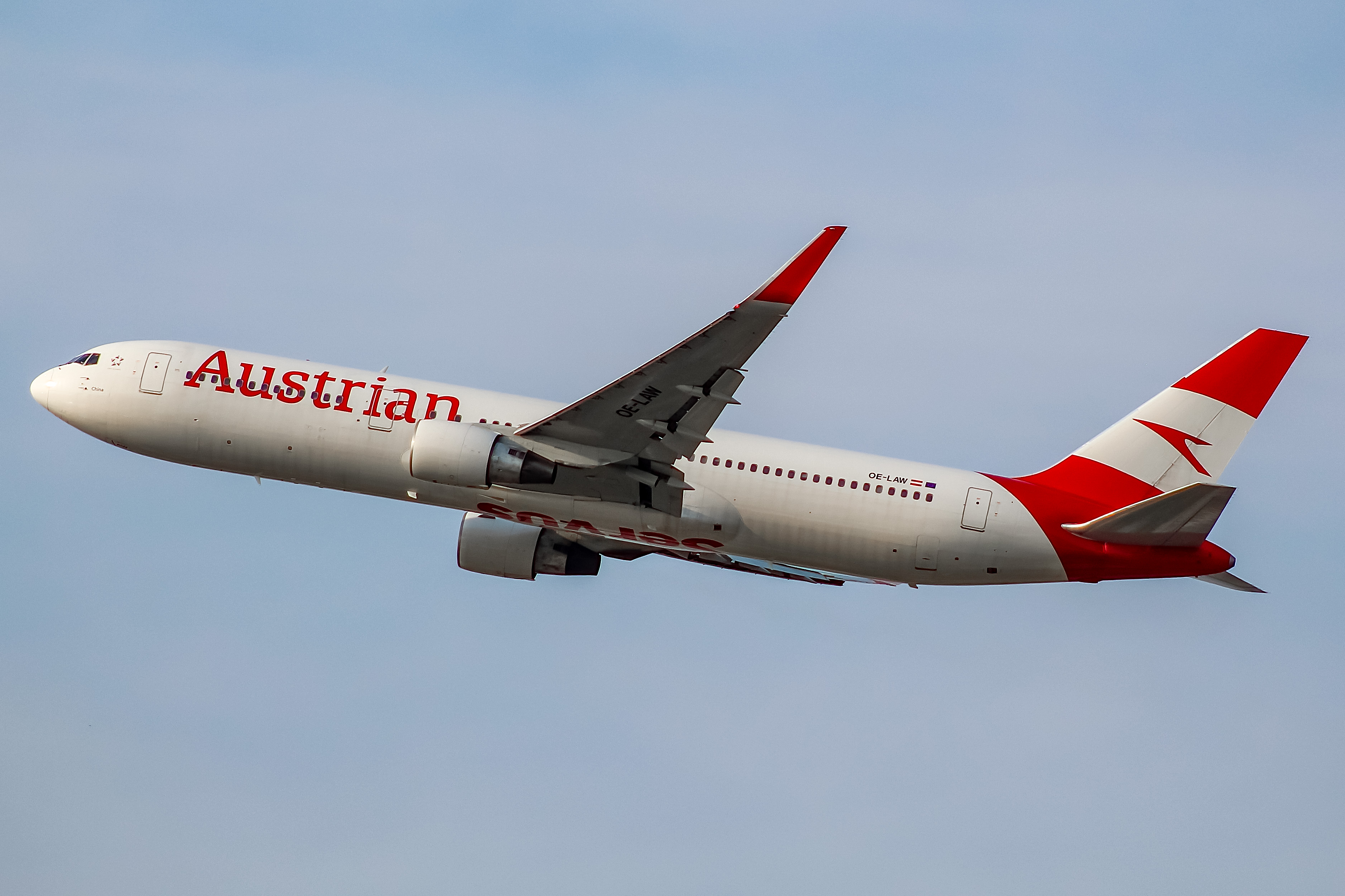 Full size: Austrian Airlines Boeing 767-300ER OE-LAW at Chicago O'Hare International Airport