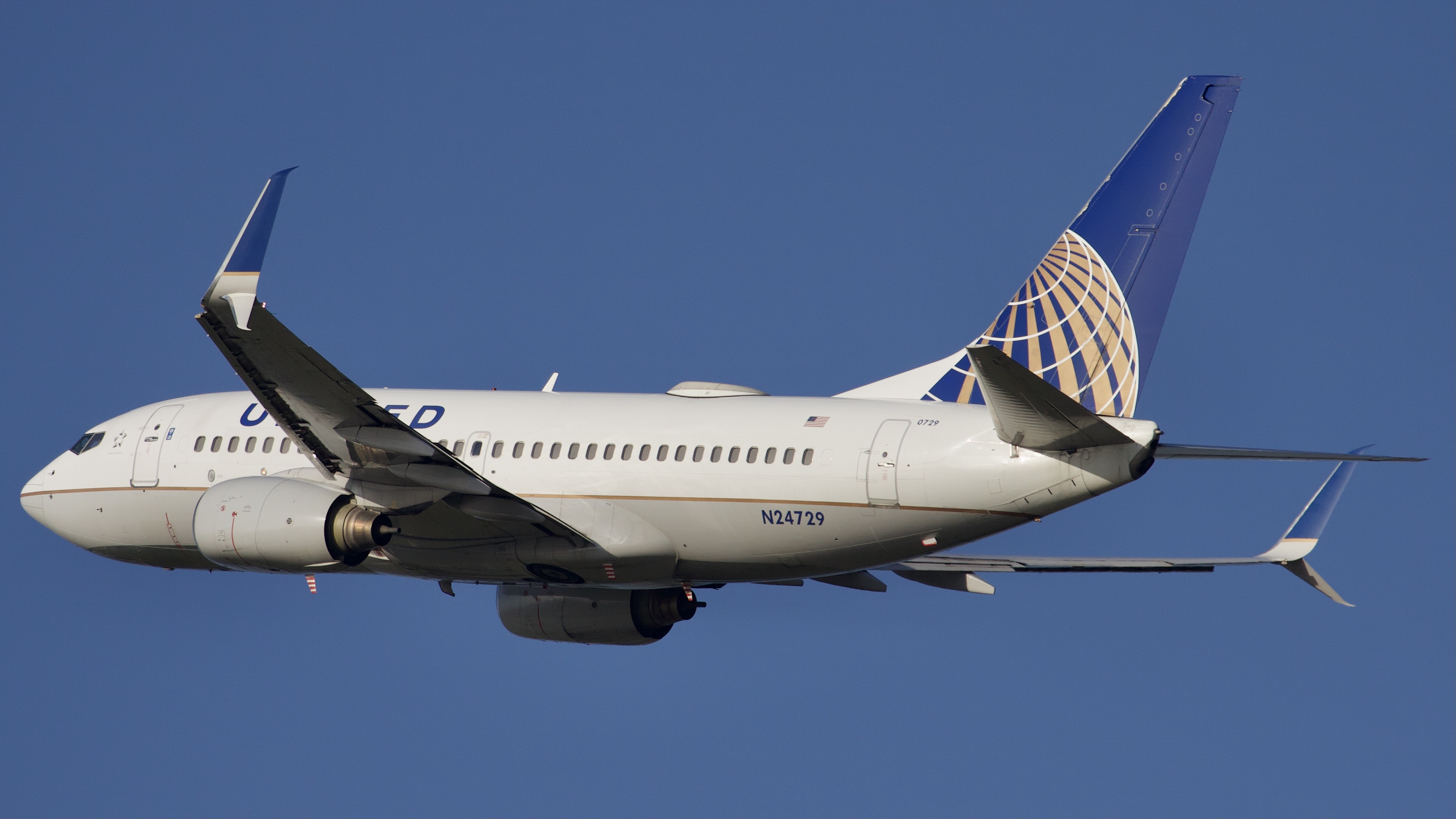 Full size: United Airlines Boeing 737-700 N24729 at Houston-George Bush Intercontinental Airport