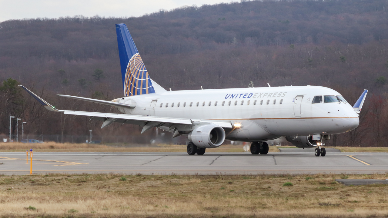 Full size: United Express Embraer E175 N728YX at Avoca Wilkes-Barre/Scranton International Airport