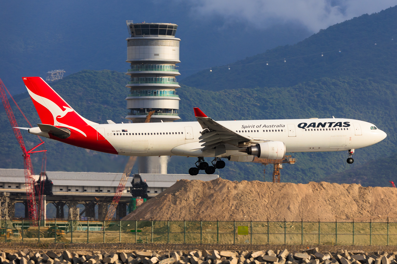 Full size: Qantas Airways Airbus A330-300 VH-QPC at Hong Kong International Airport