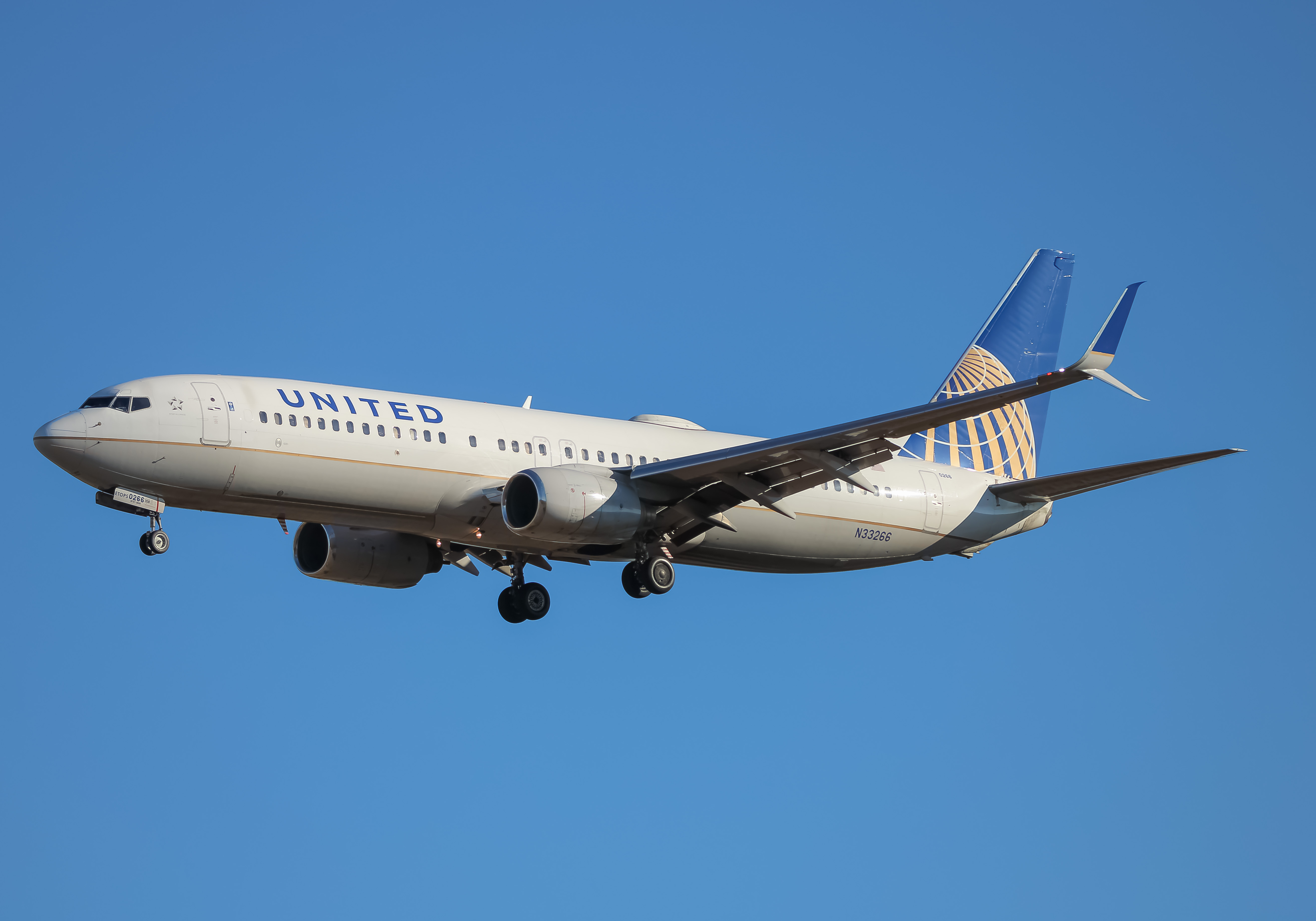 Full size: United Airlines Boeing 737-800 N33266 at Washington Dulles International Airport