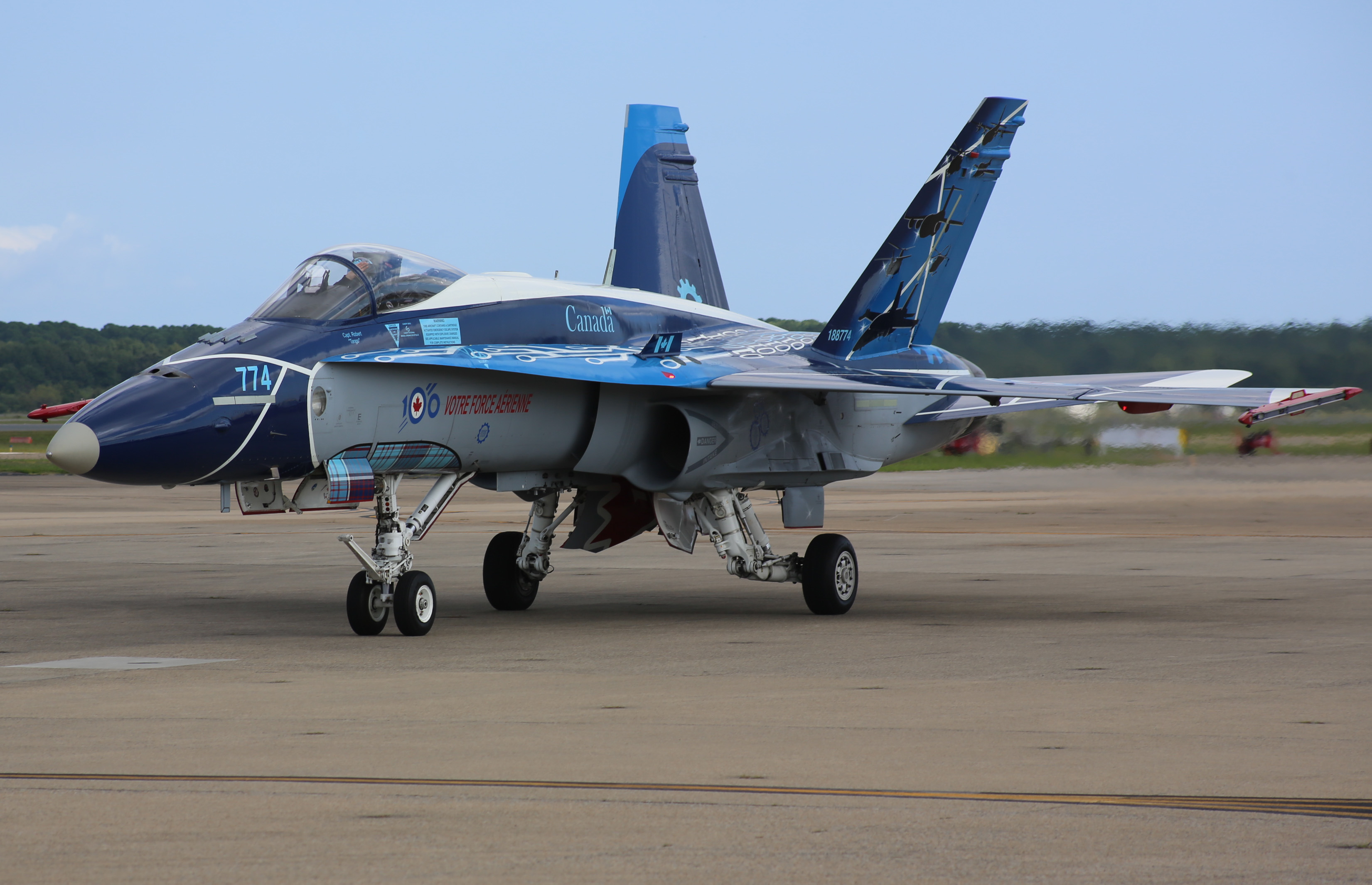 Full size: Royal Canadian Air Force McDonnell Douglas CF-118 Hornet 188774 at Oceana Naval Air Station (Apollo Soucek Field)
