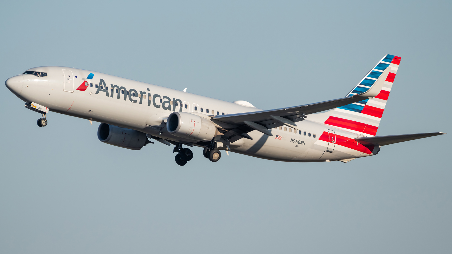 Full size: American Airlines Boeing 737-800 N966NN at Ronald Reagan National Airport
