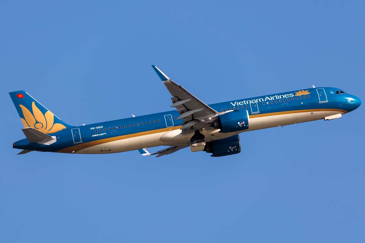 Full size: Vietnam Airlines Airbus A321NEO VN-A621 at Hong Kong International Airport