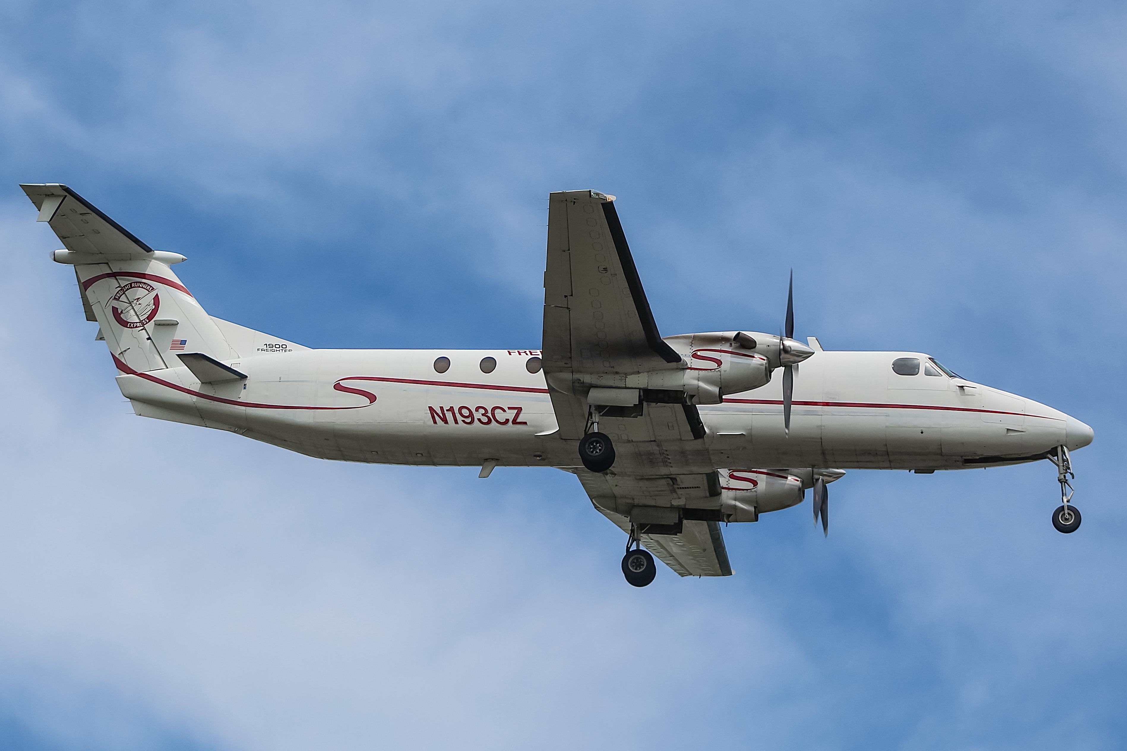 Full size: Freight Runners Express Beechcraft 1900 N193CZ at General Mitchell International Airport