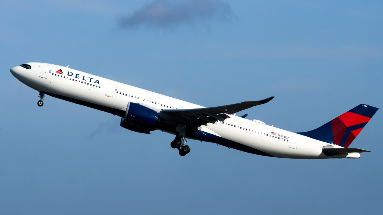 Full size: Delta Airlines Airbus A330-900 N414DZ at London Heathrow International Airport