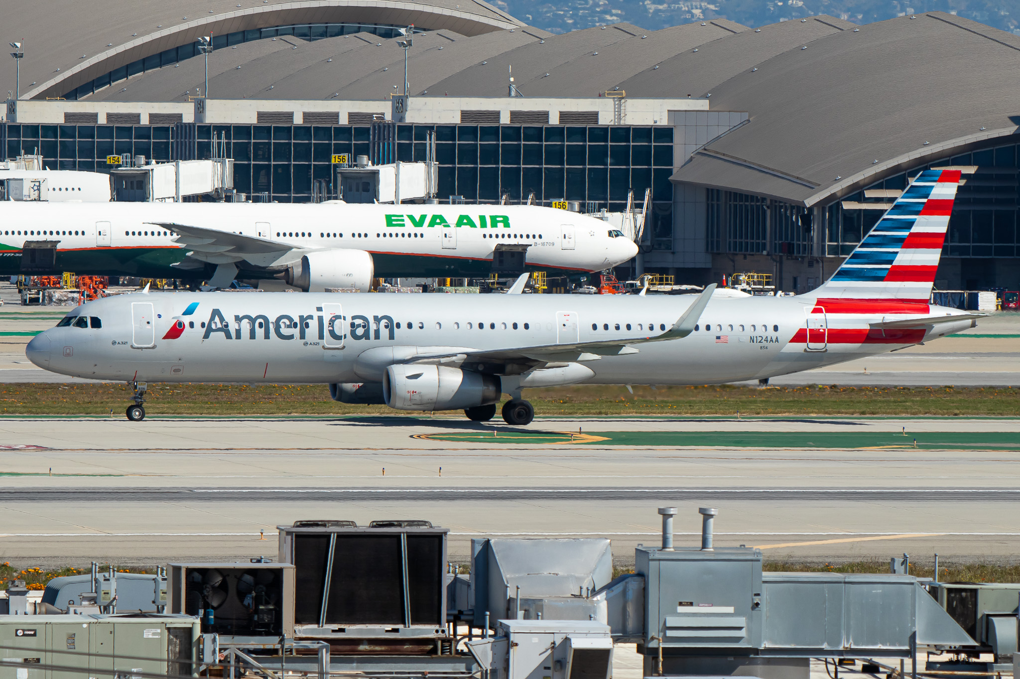 Full size: American Airlines Airbus A321-200 N124AA at Los Angeles International Airport