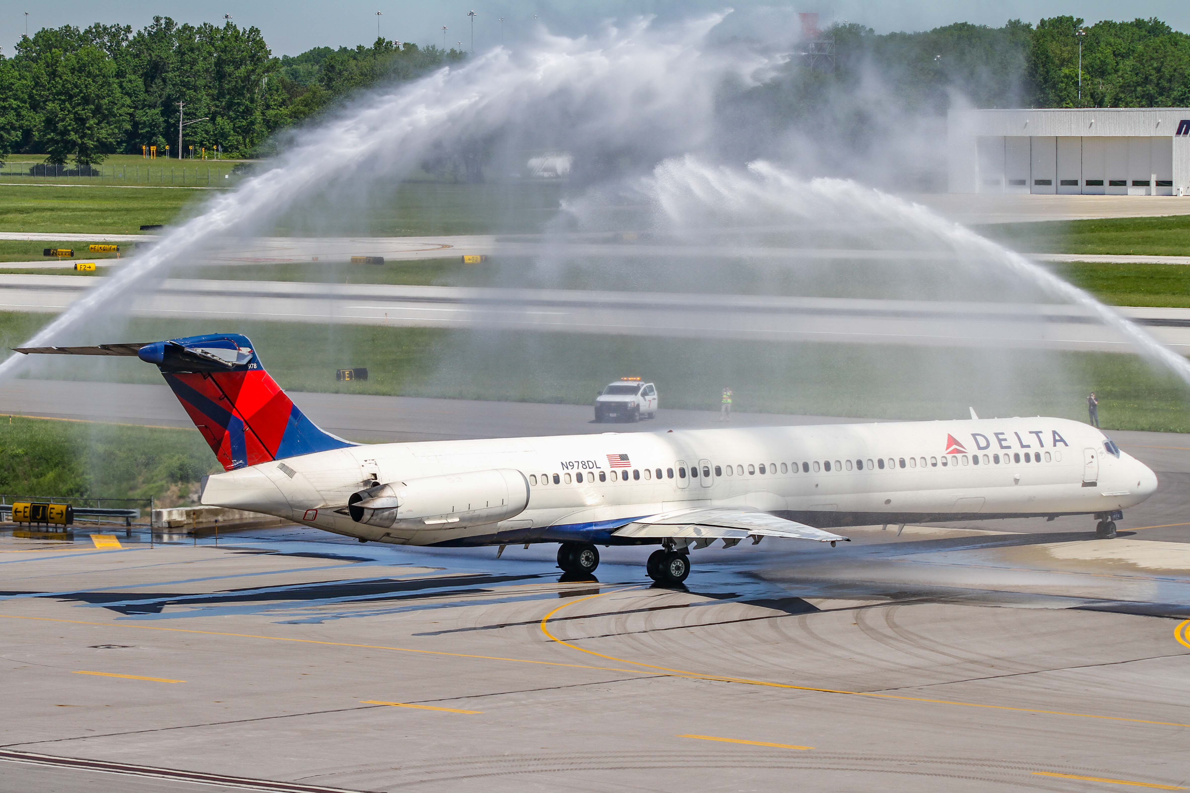 Full size: Delta Airlines McDonnell Douglas MD-88 N978DL at John Glenn Columbus International Airport
