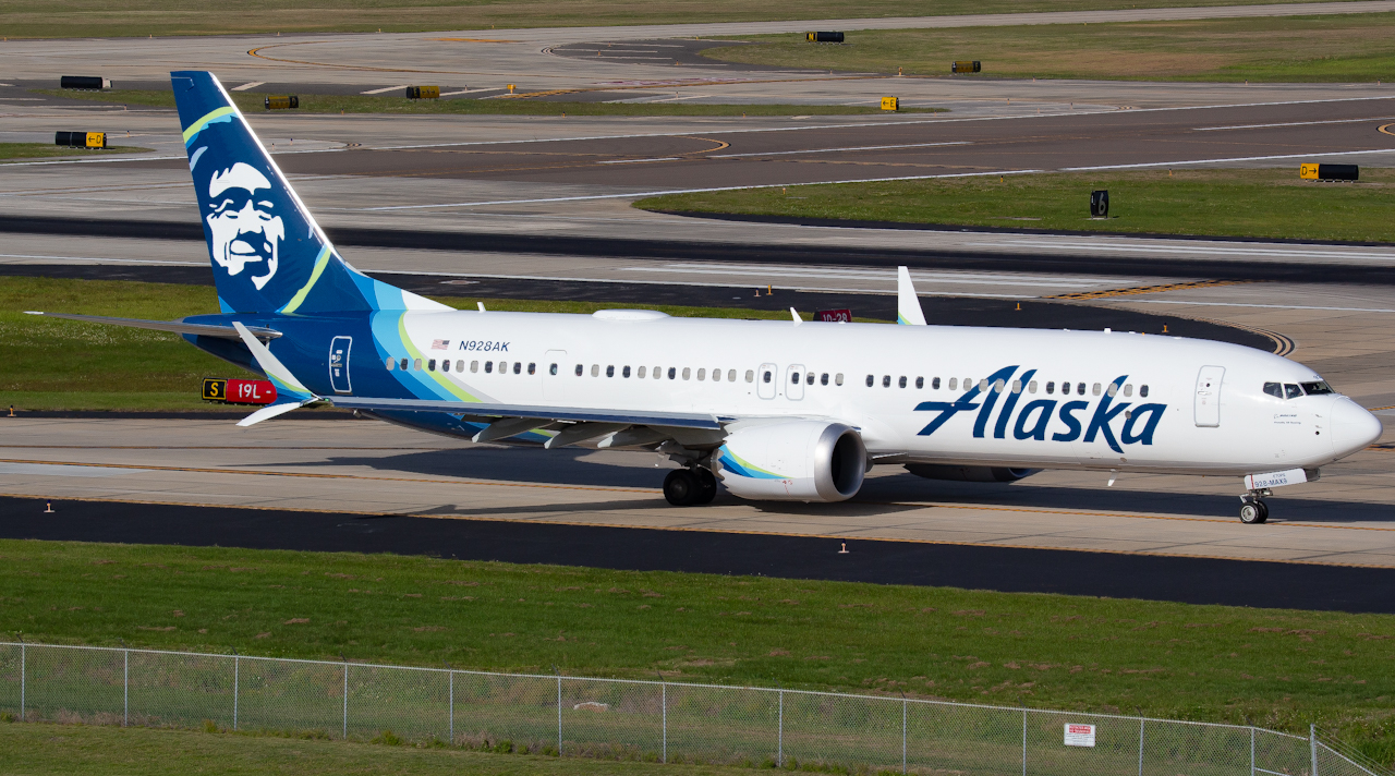 Full size: Alaska Airlines Boeing 737 MAX 9 N928AK at Tampa International Airport