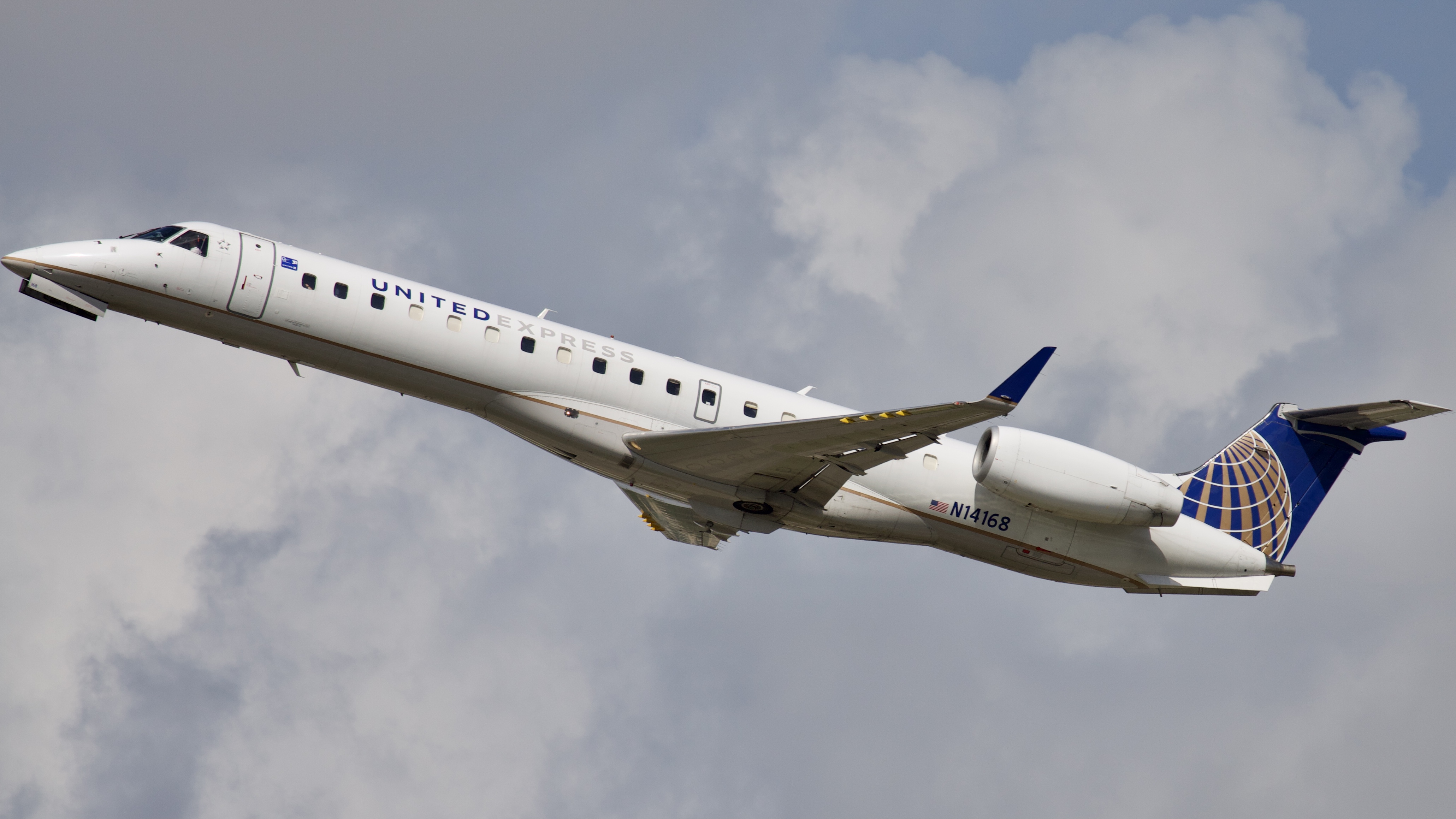 Full size: United Express Embraer ERJ145 N14168 at Houston-George Bush Intercontinental Airport