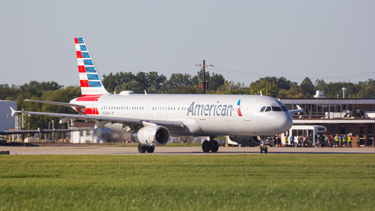 Full size: American Airlines Airbus A321-200 N519UW at John Glenn Columbus International Airport