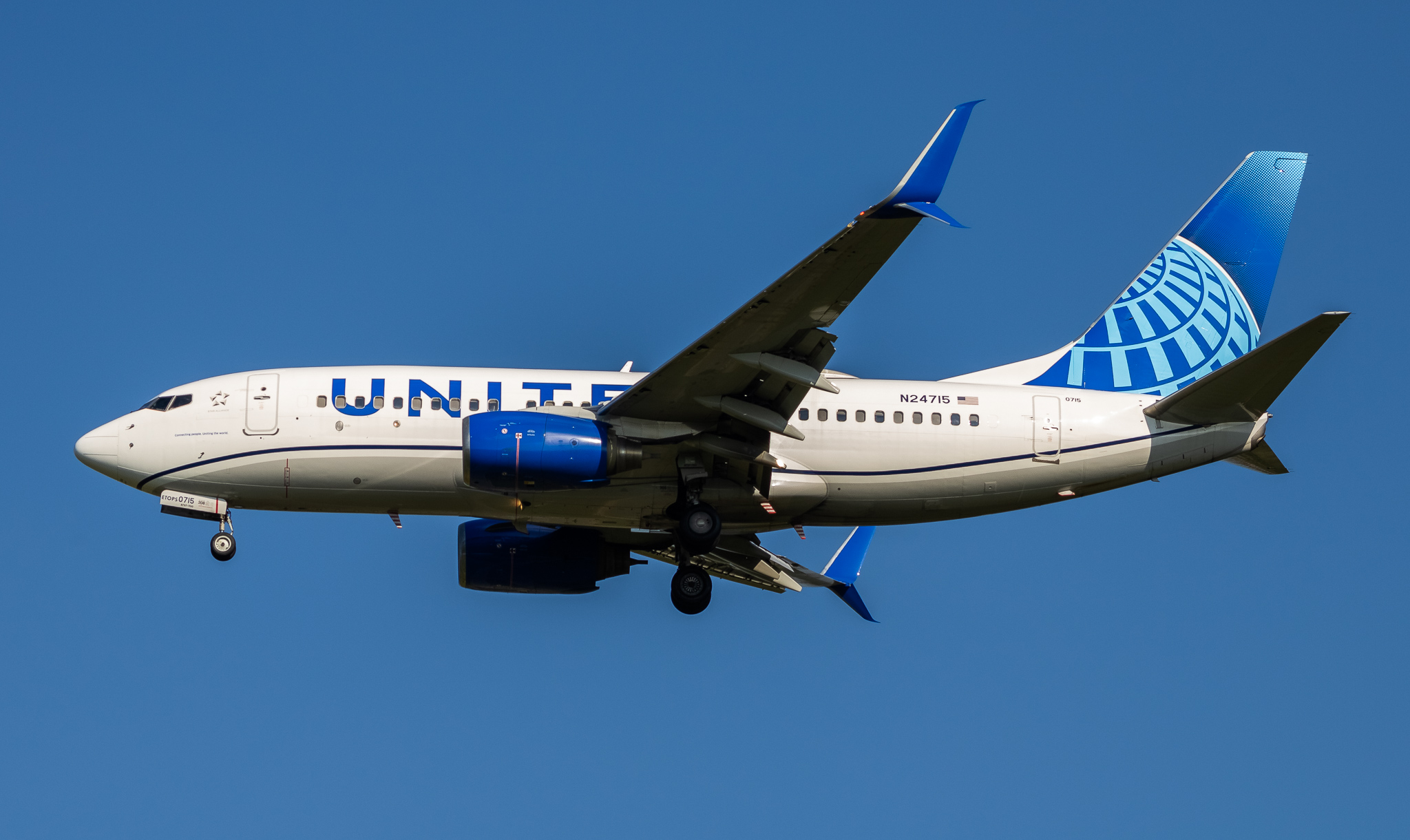 Full size: United Airlines Boeing 737-700 N24715 at Washington Dulles International Airport