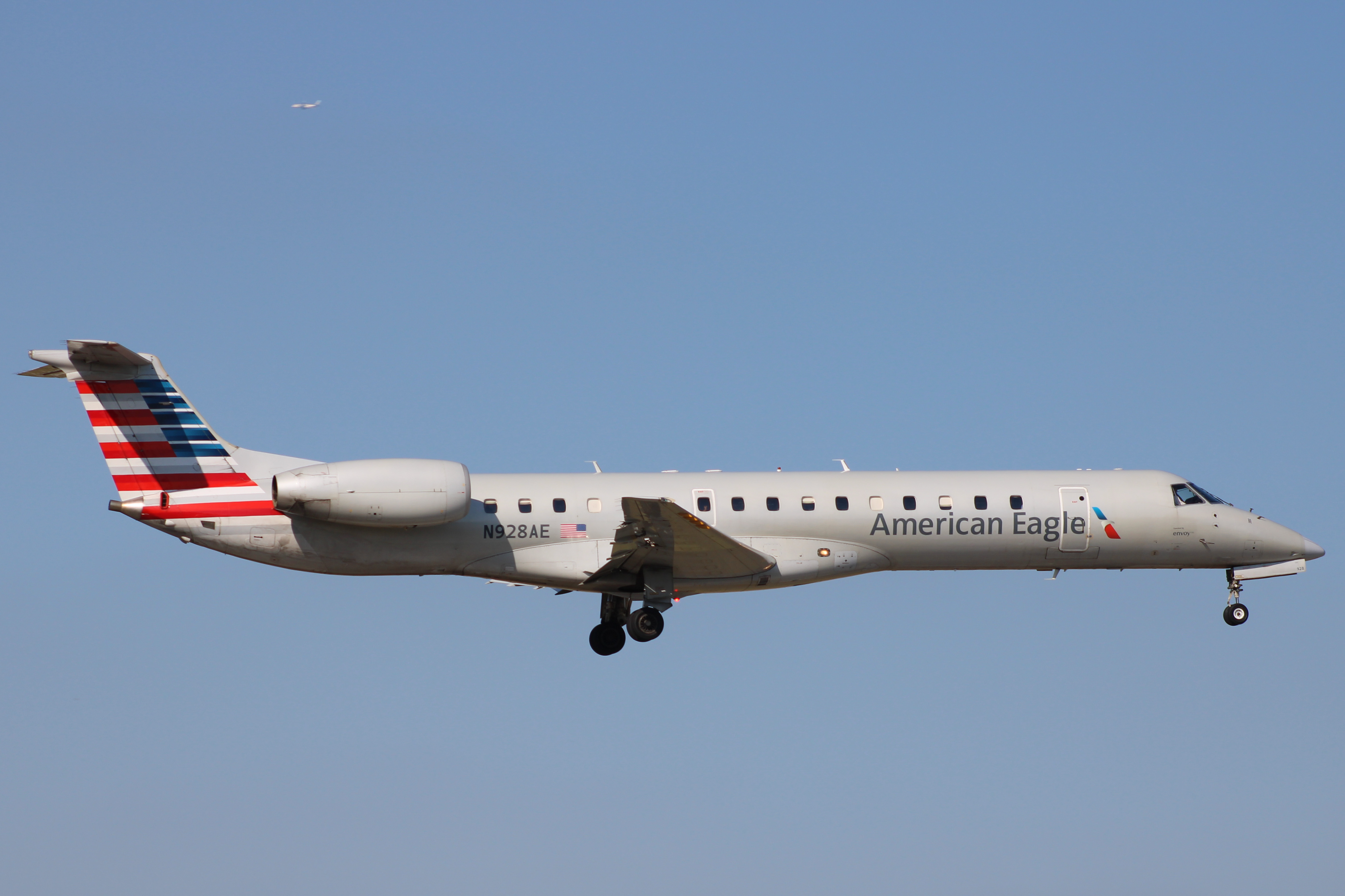 Full size: American Airlines Embraer ERJ-145 N928AE at Miami International Airport