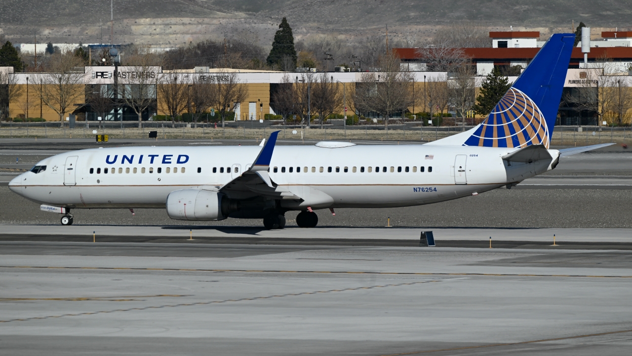 Full size: United Airlines Boeing 737-800 N76254 at Reno/Tahoe International Airport