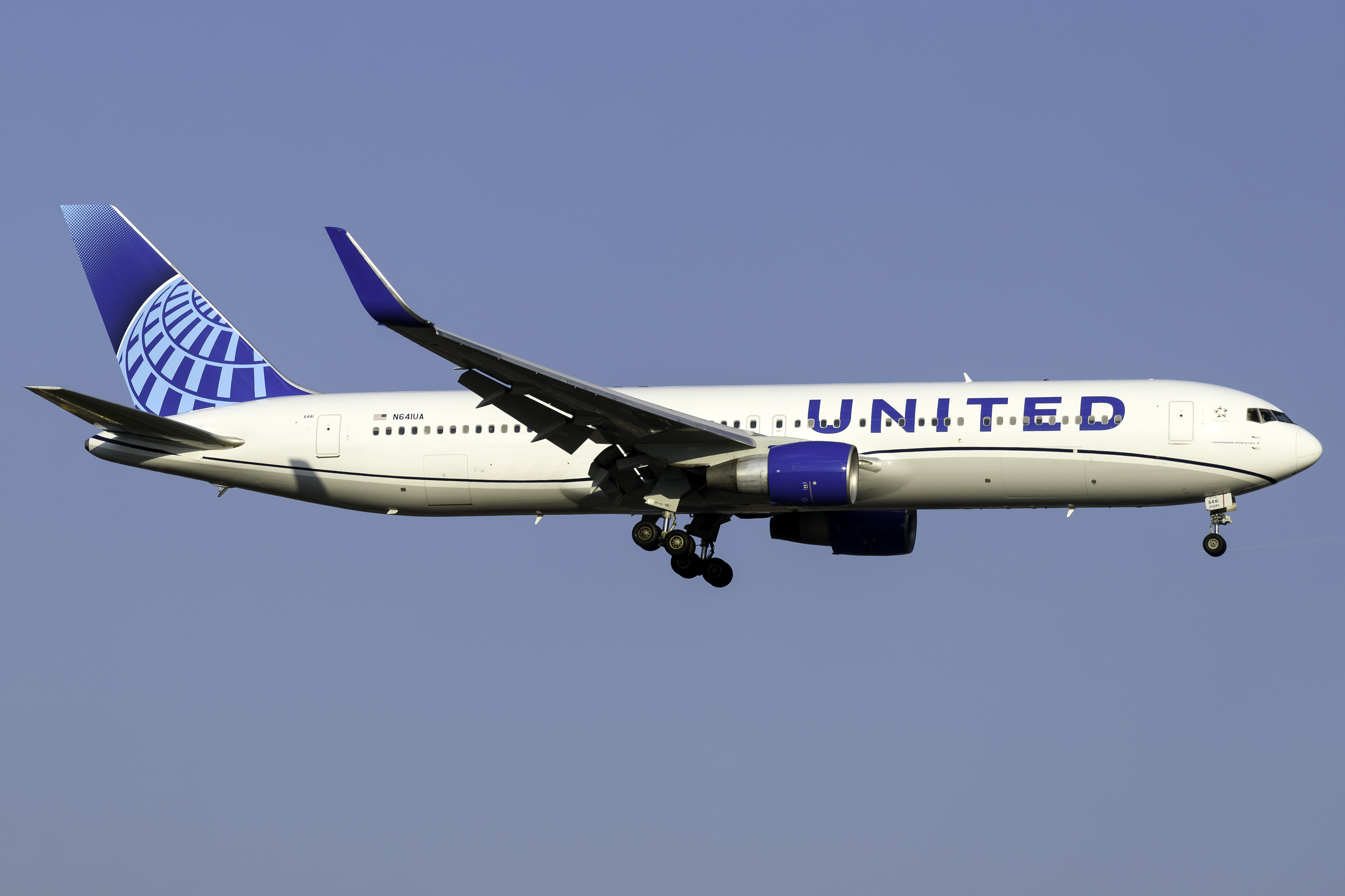 Full size: United Airlines Boeing 767-300ER N641UA at Newark Liberty International Airport