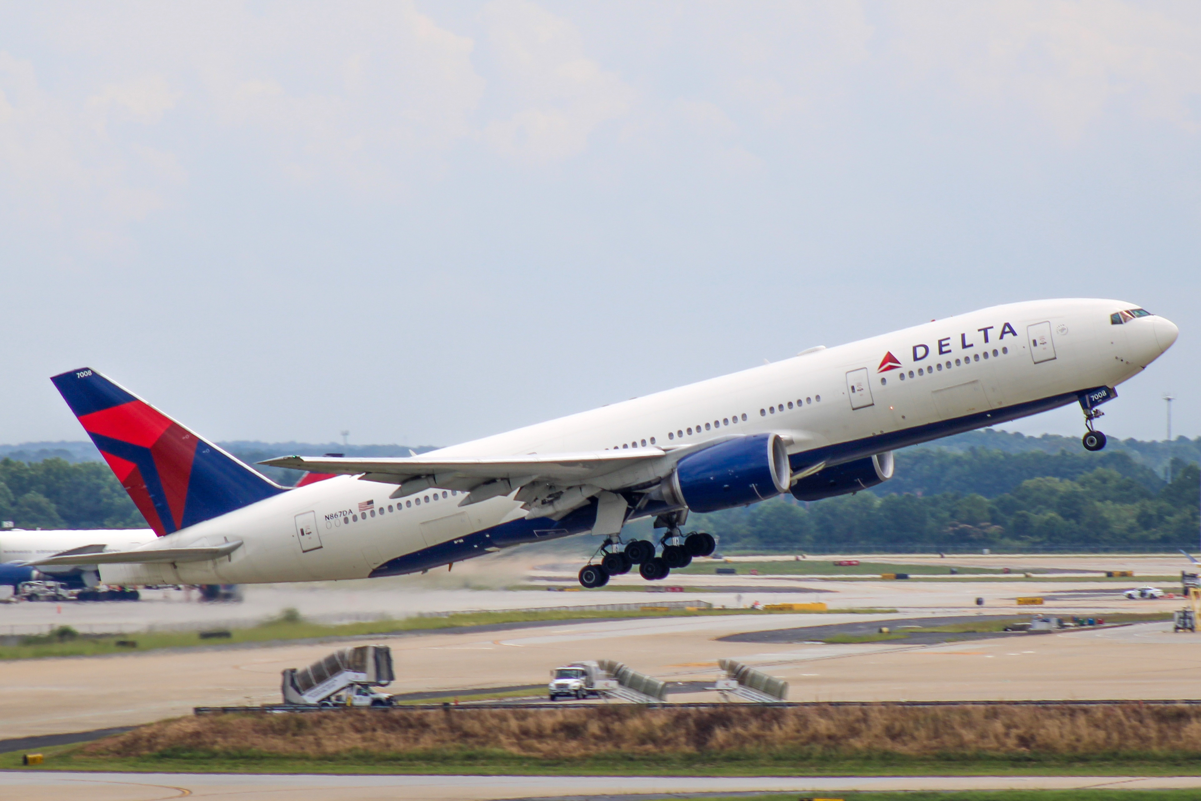 Full size: Delta Airlines Boeing 777-200ER N867DA at Hartsfield-Jackson Atlanta International Airport