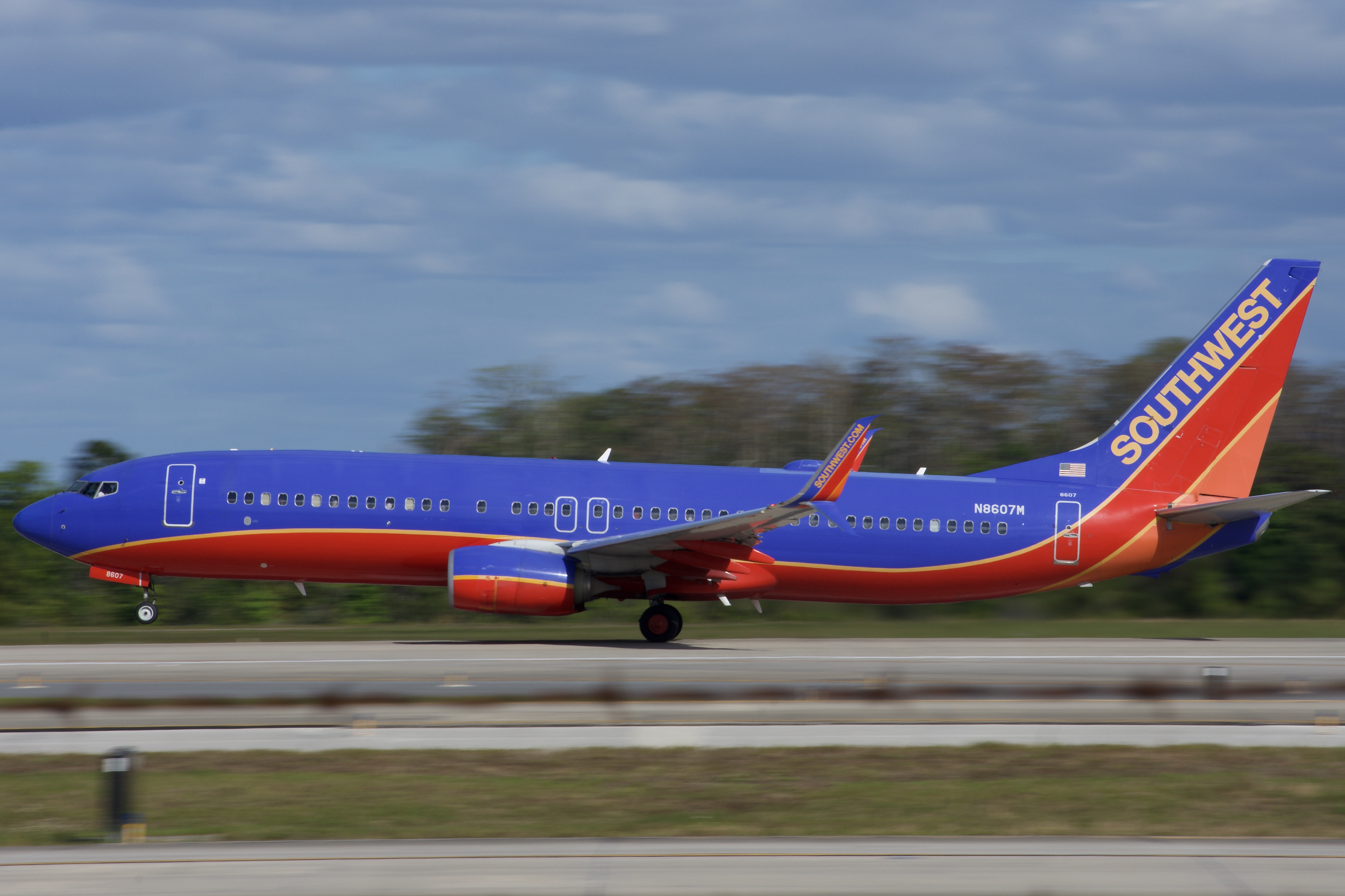 Full size: Southwest Airlines Boeing 737-800 N8607M at Orlando International Airport