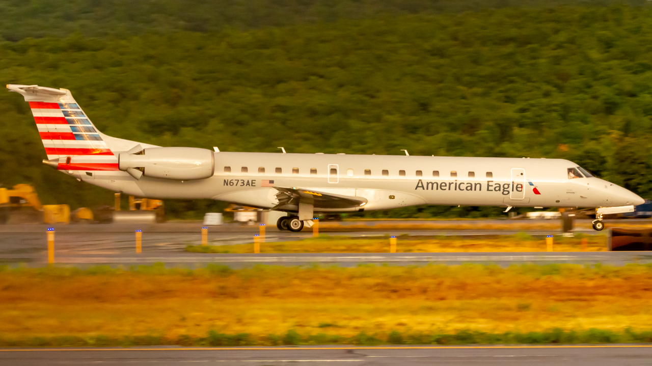 Full size: American Eagle Embraer ERJ145 N673AE at Avoca Wilkes-Barre/Scranton International Airport