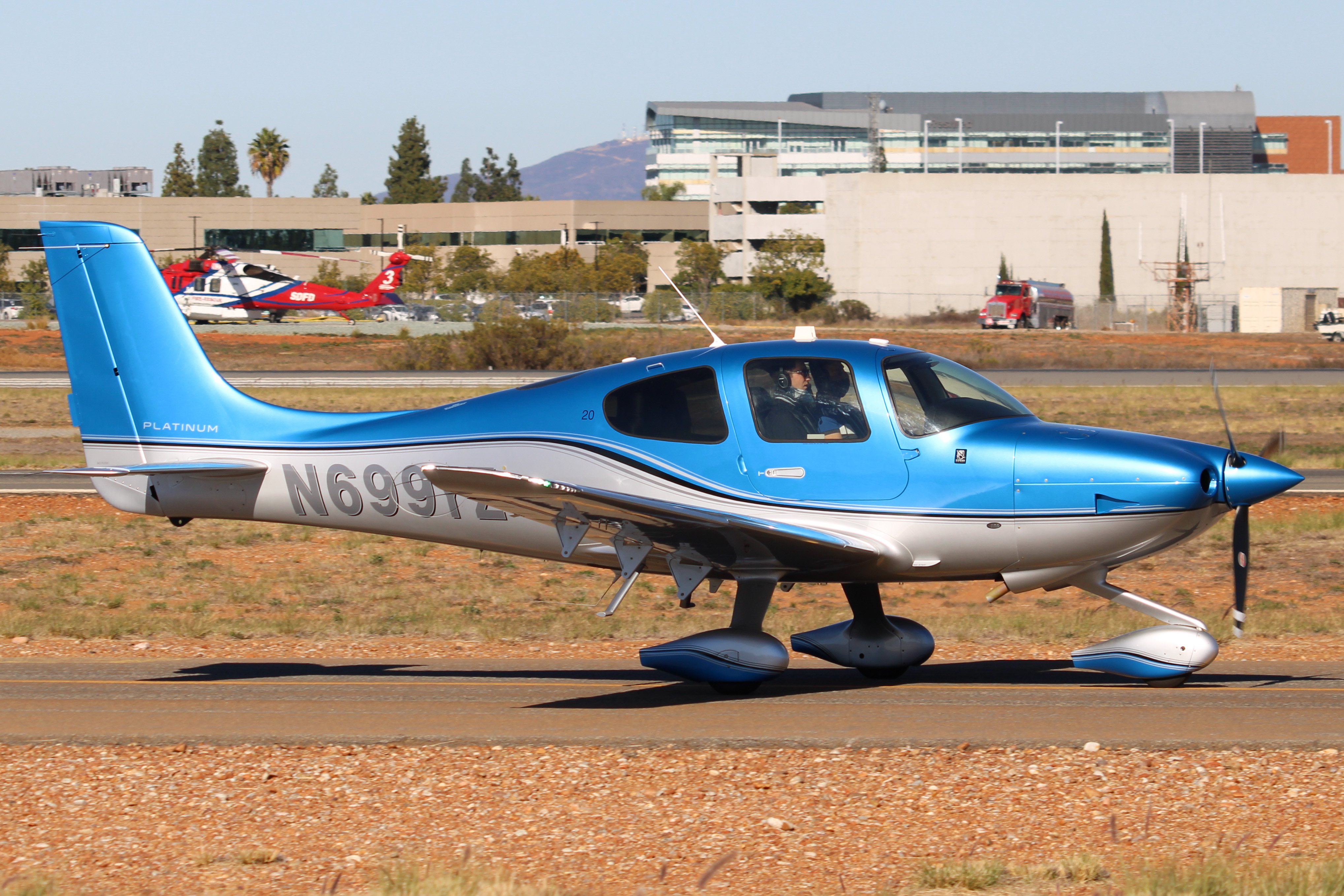 Full size: PRIVATE Cirrus SR20 N699YZ at Montgomery-Gibbs Executive Airport