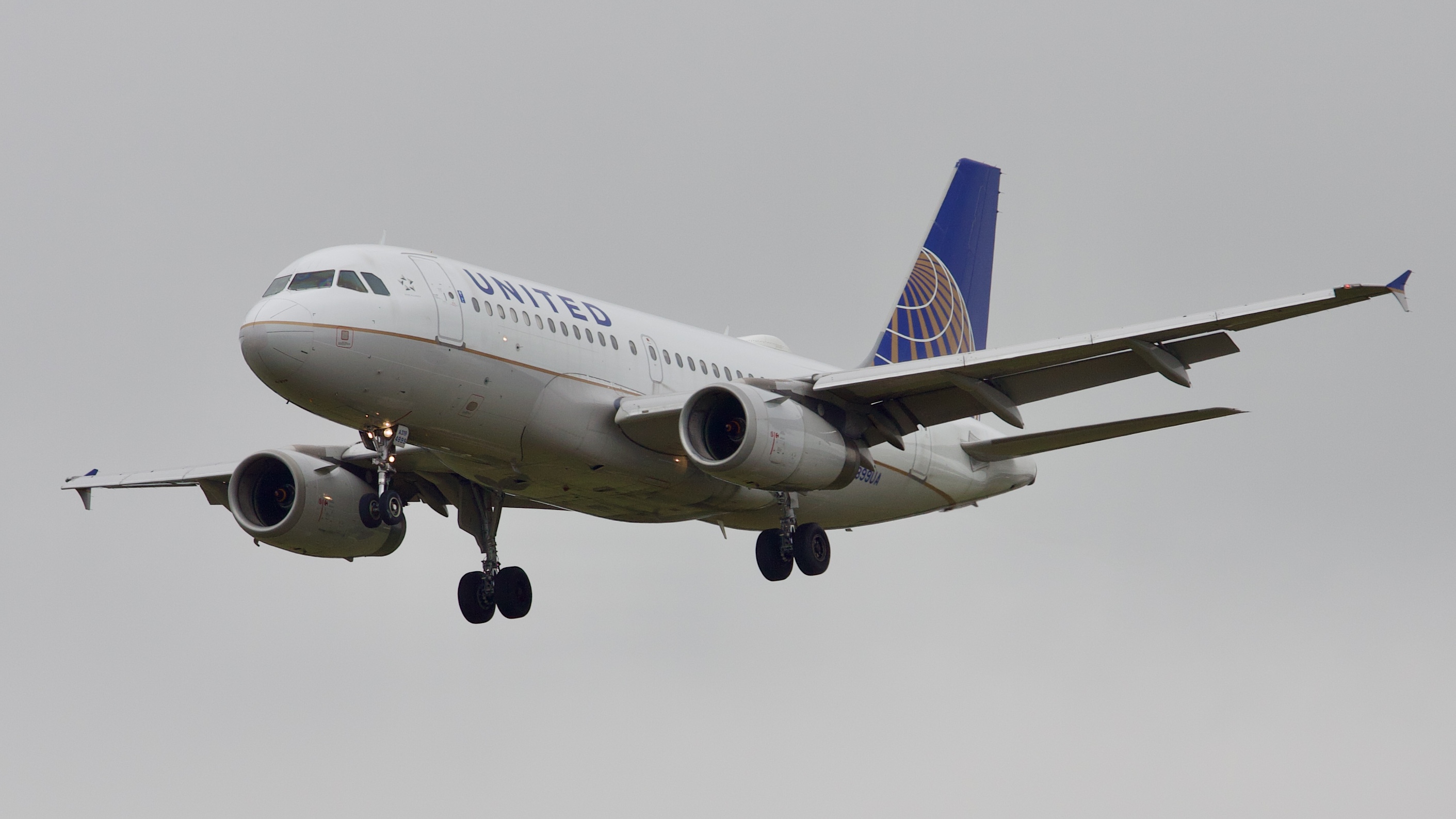 Full size: United Airlines Airbus A319 N899UA at Houston-George Bush Intercontinental Airport