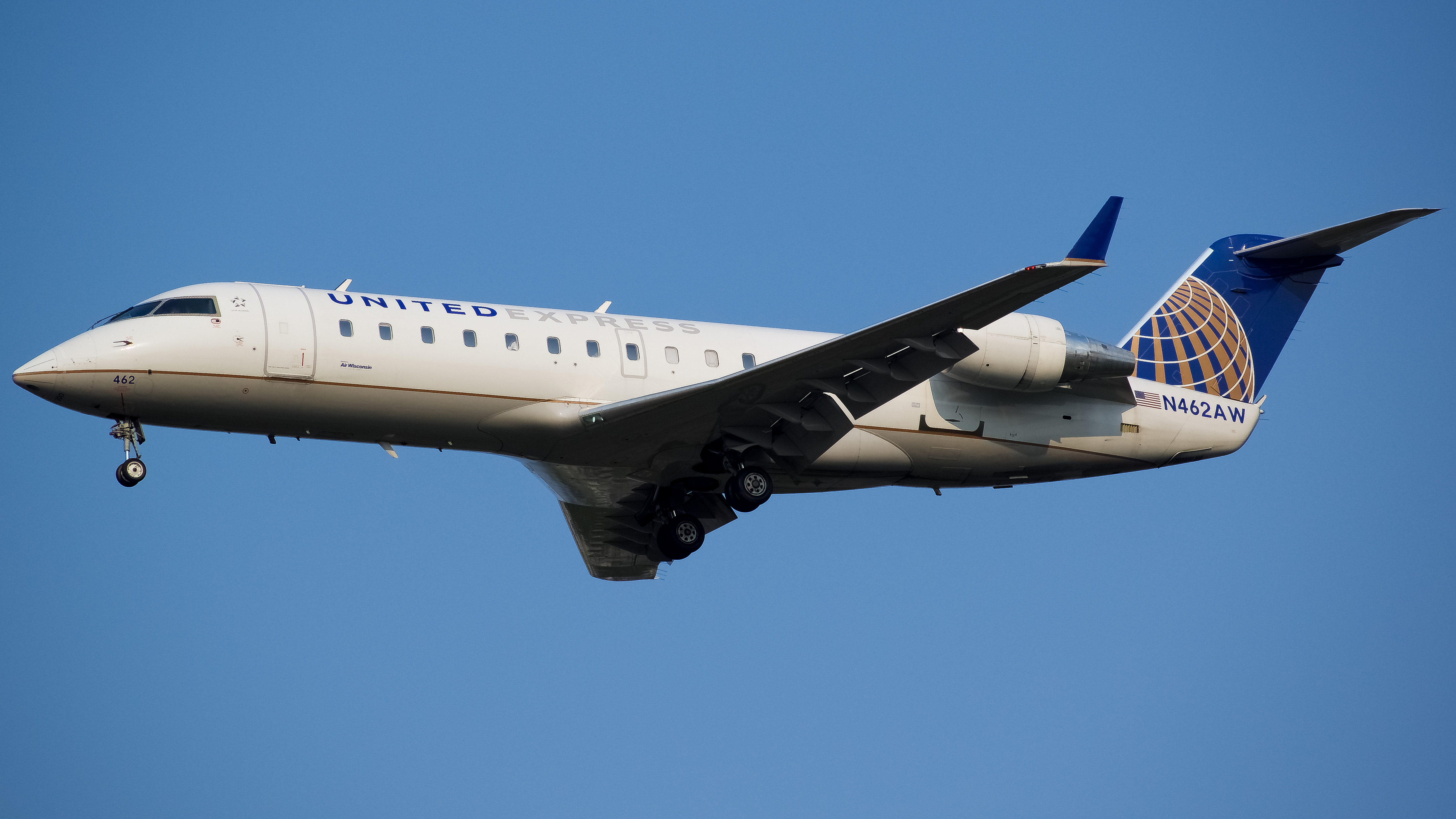 Full size: United Express Mitsubishi CRJ-200 N462AW at Washington Dulles International Airport