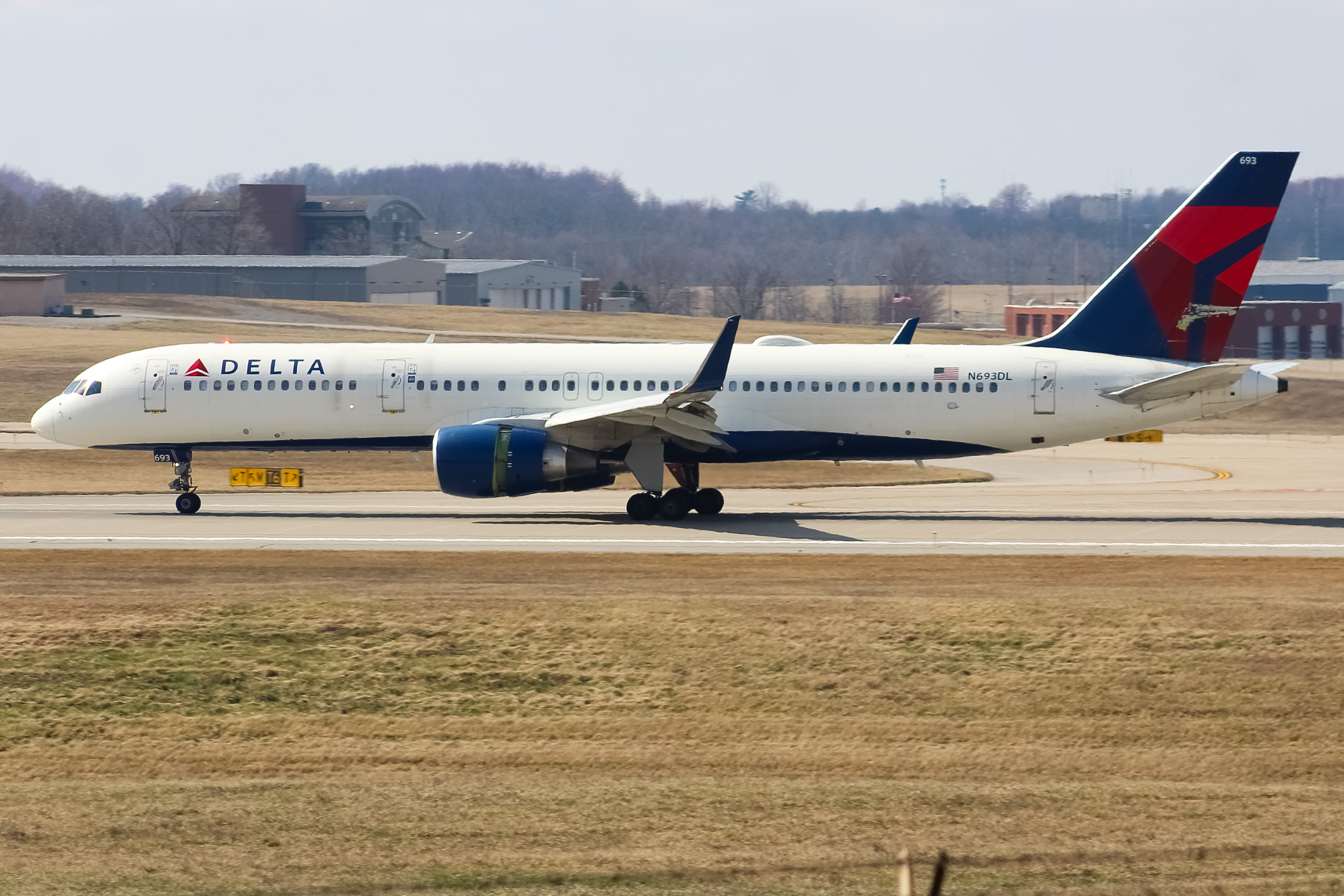 Full size: Delta Airlines Boeing 757-200 N693DL at Cincinnati/Northern Kentucky International Airport