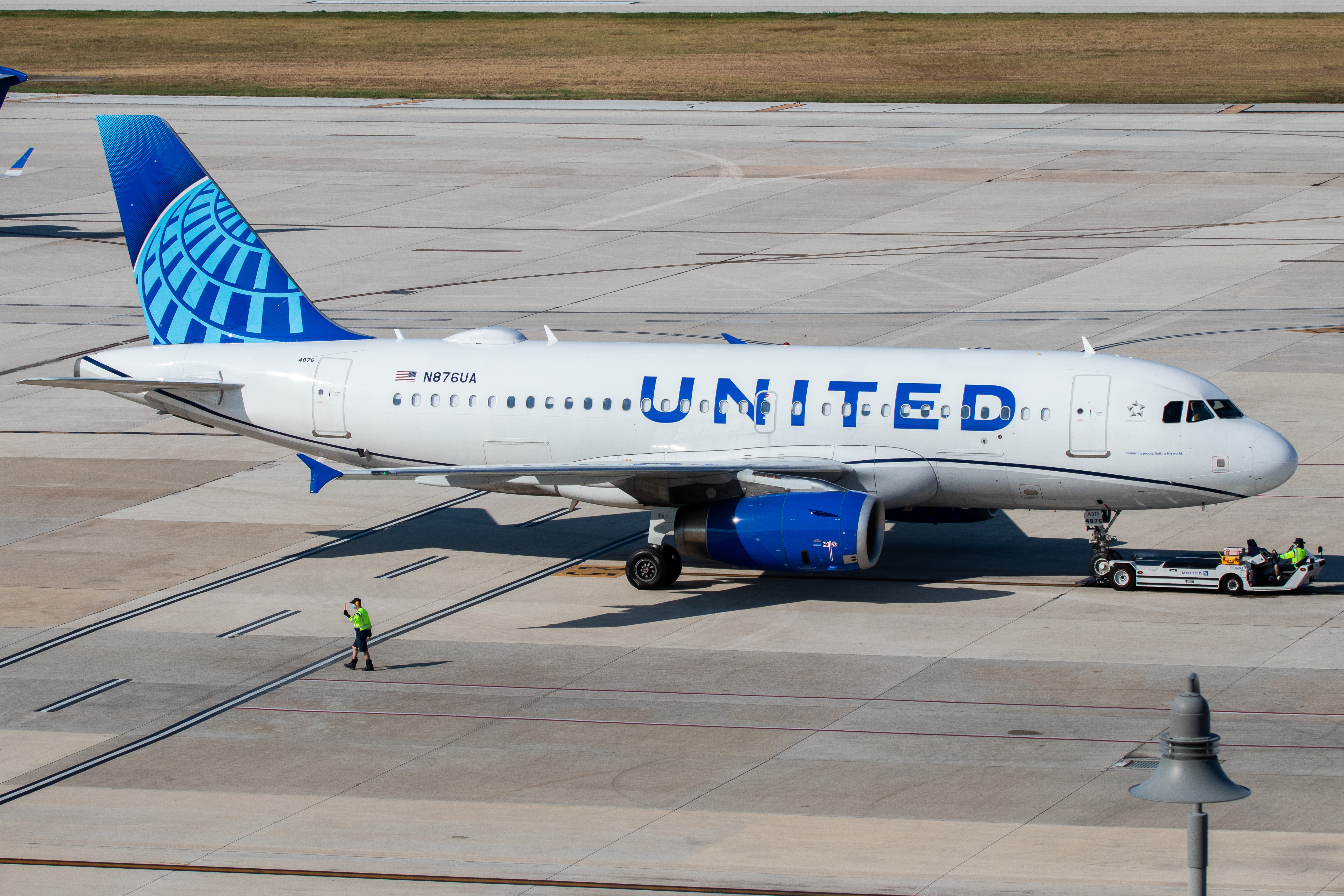 Full size: United Airlines Airbus A319 N876UA at San Antonio International Airport