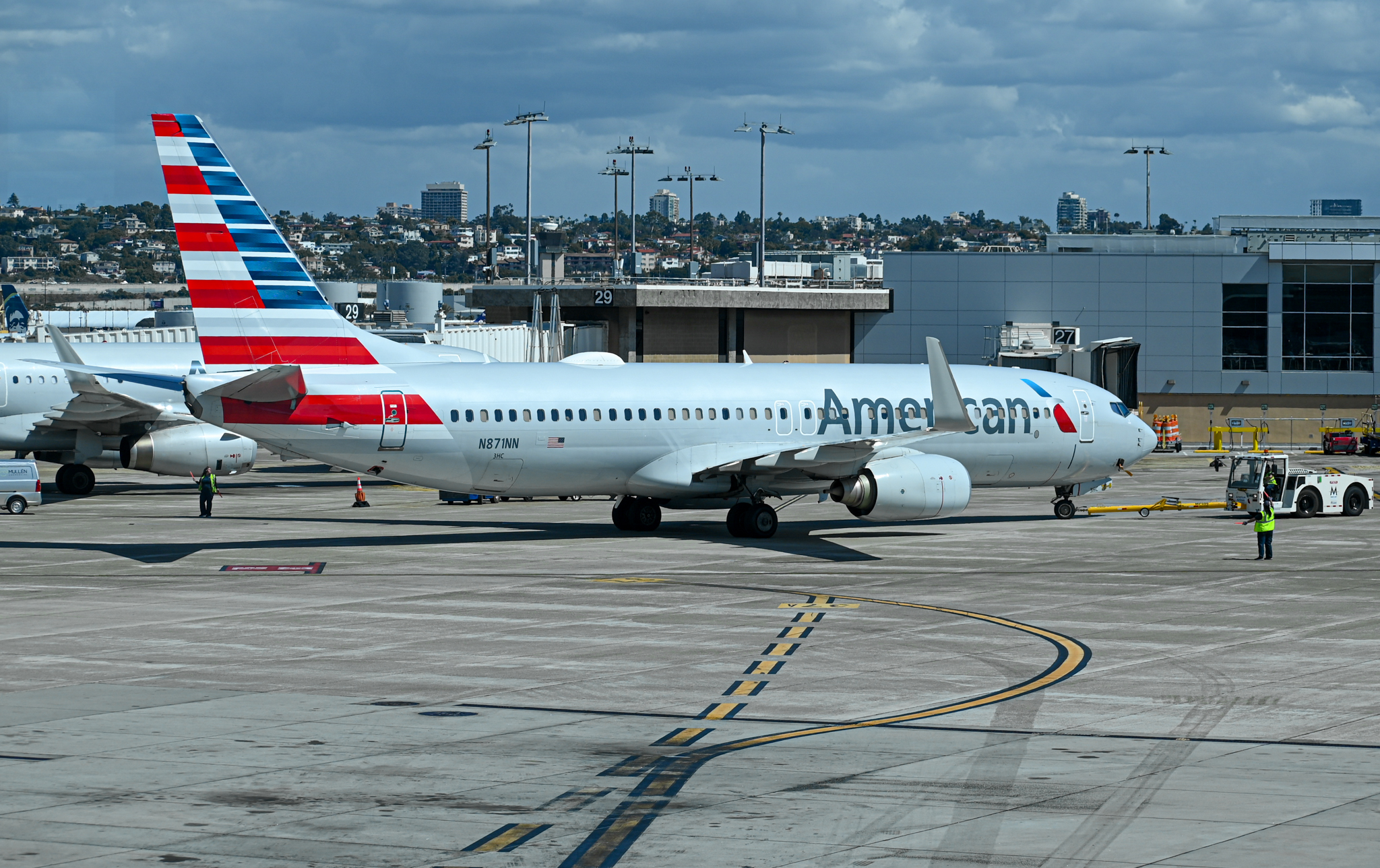 Full size: American Airlines Boeing 737-800 N871NN at San Diego International Airport
