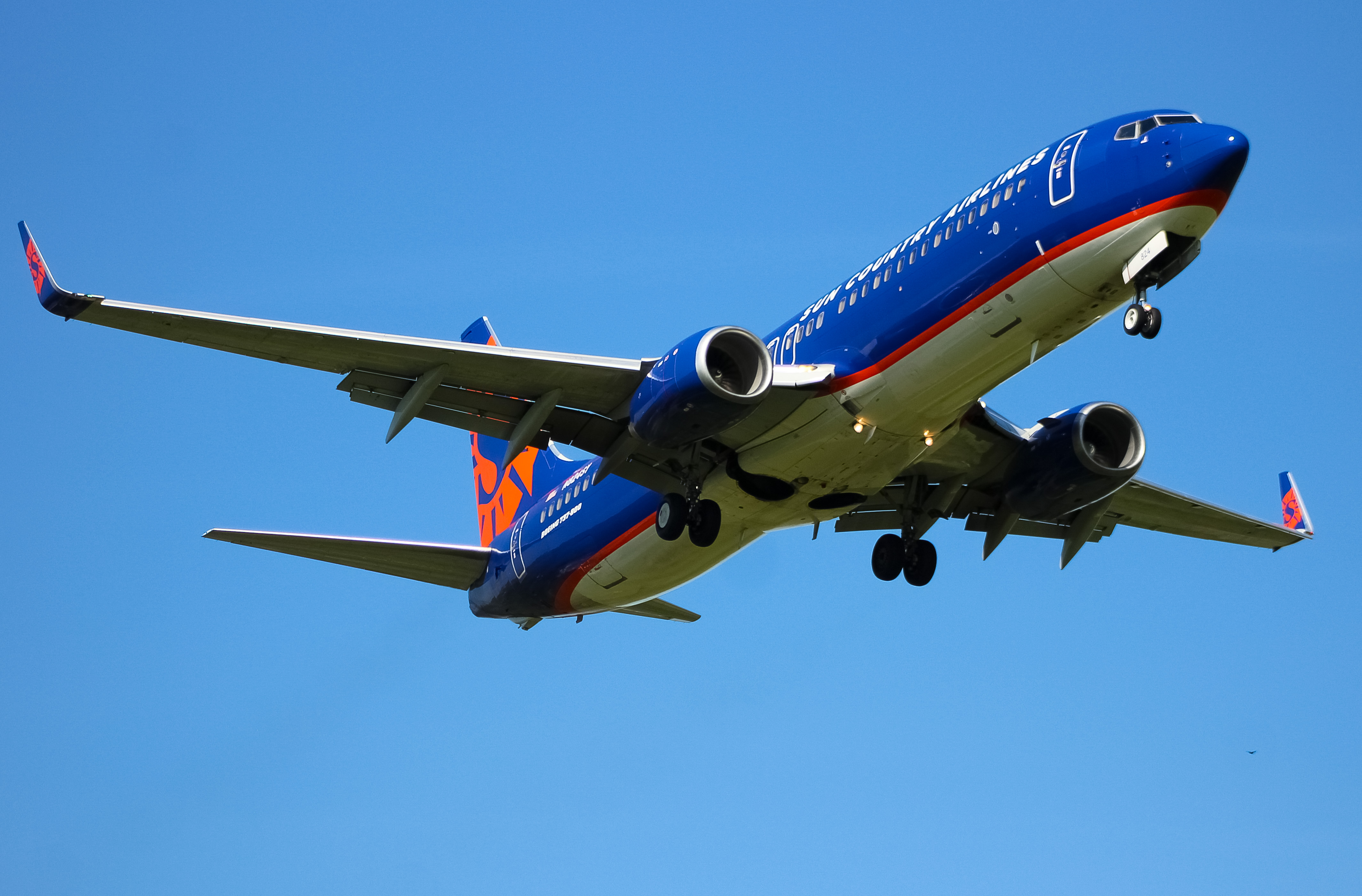 Full size: Sun Country Airlines Boeing 737-800 N824SY at Cincinnati Municipal Airport/Lunken Field