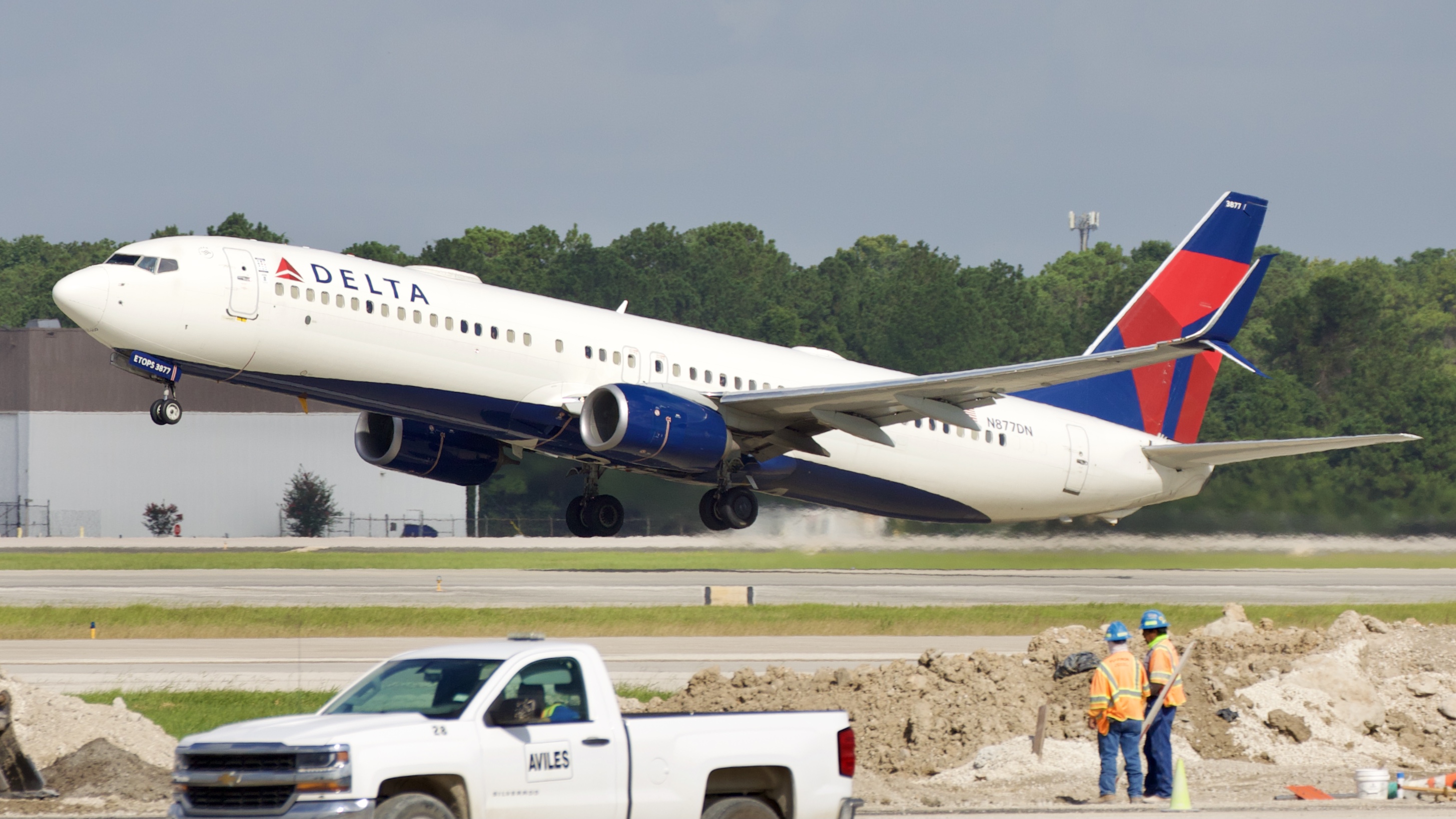 Full size: Delta Airlines Boeing 737-900ER N877DN at Houston-George Bush Intercontinental Airport