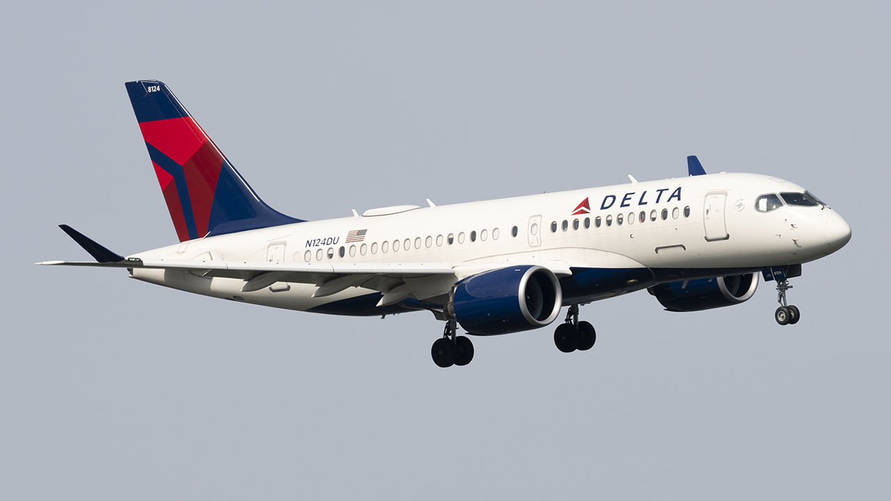Full size: Delta Airlines Airbus A220-100 N124DU at Ronald Reagan National Airport