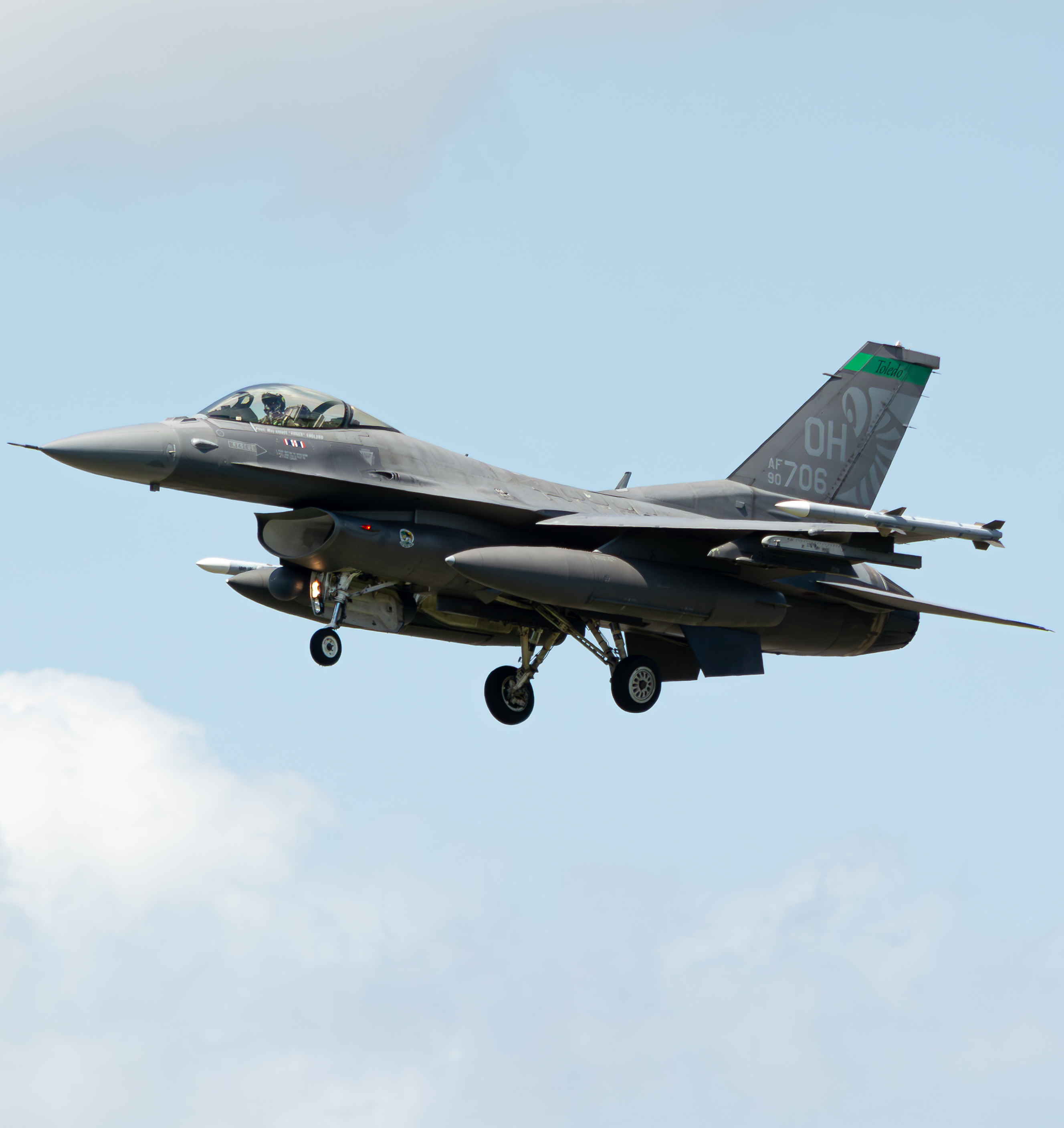 Full size: USAF - United States Air Force General Dynamics F-16 Fighting Falcon 90-0706 at Toledo Express Airport