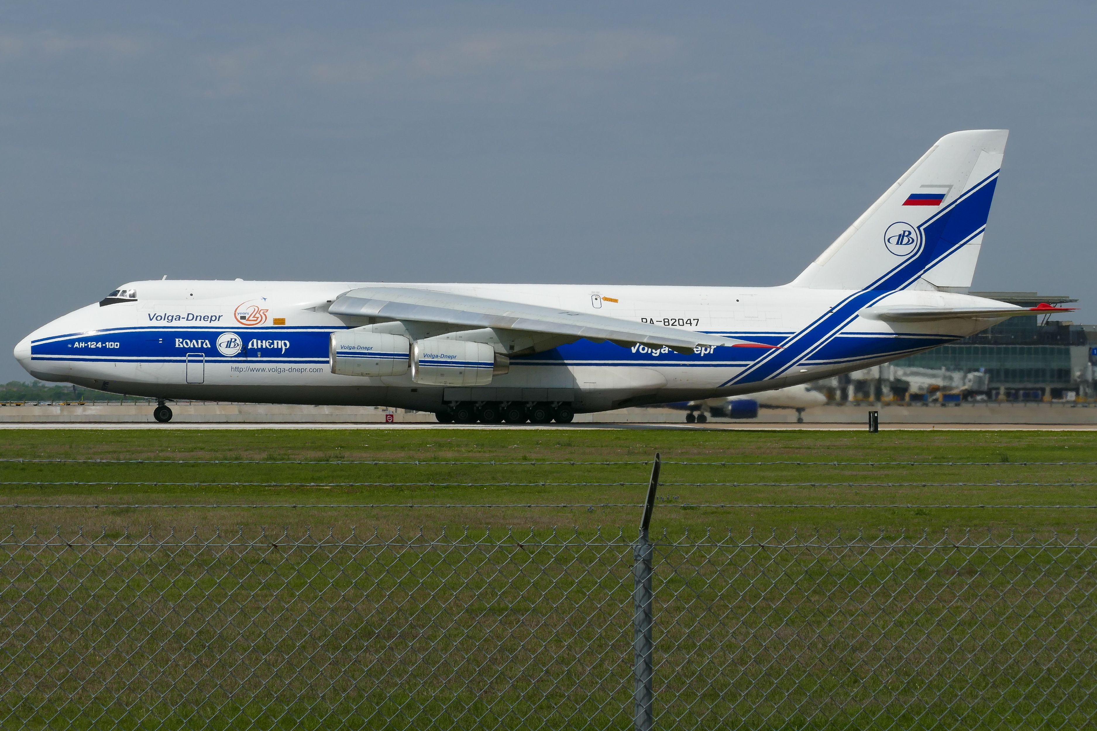 Full size: Volga-Dnepr Airlines Antonov An-124 RA-82047 at Austin-Bergstrom International Airport